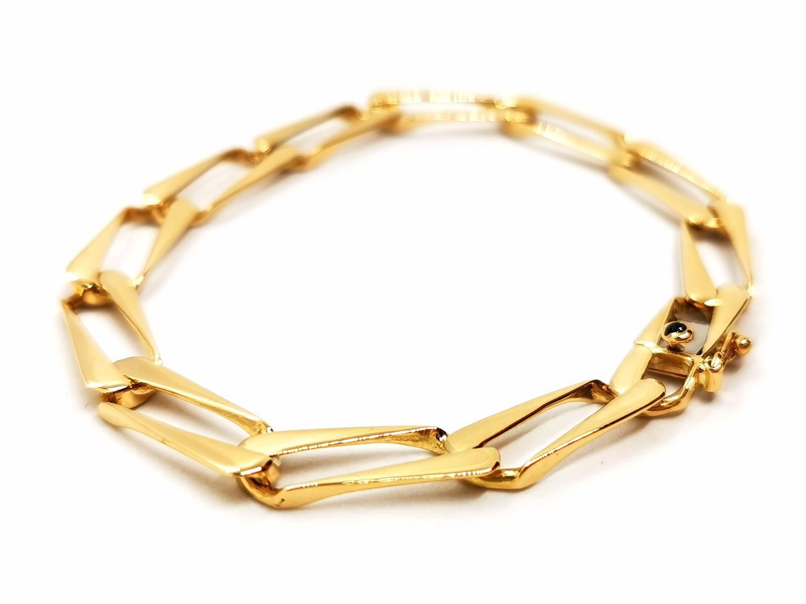 Bracelet signed by caplain Saint André. in yellow gold 750 thousandths (18 carats). large gourmet mesh. length: 19.5 cm. width: 0.68 cm. dimension of a link: 1.96 cm x 0.68 cm. set on the fermoi. of a blue sapphire. cut in cabochon of about 0.01 ct.