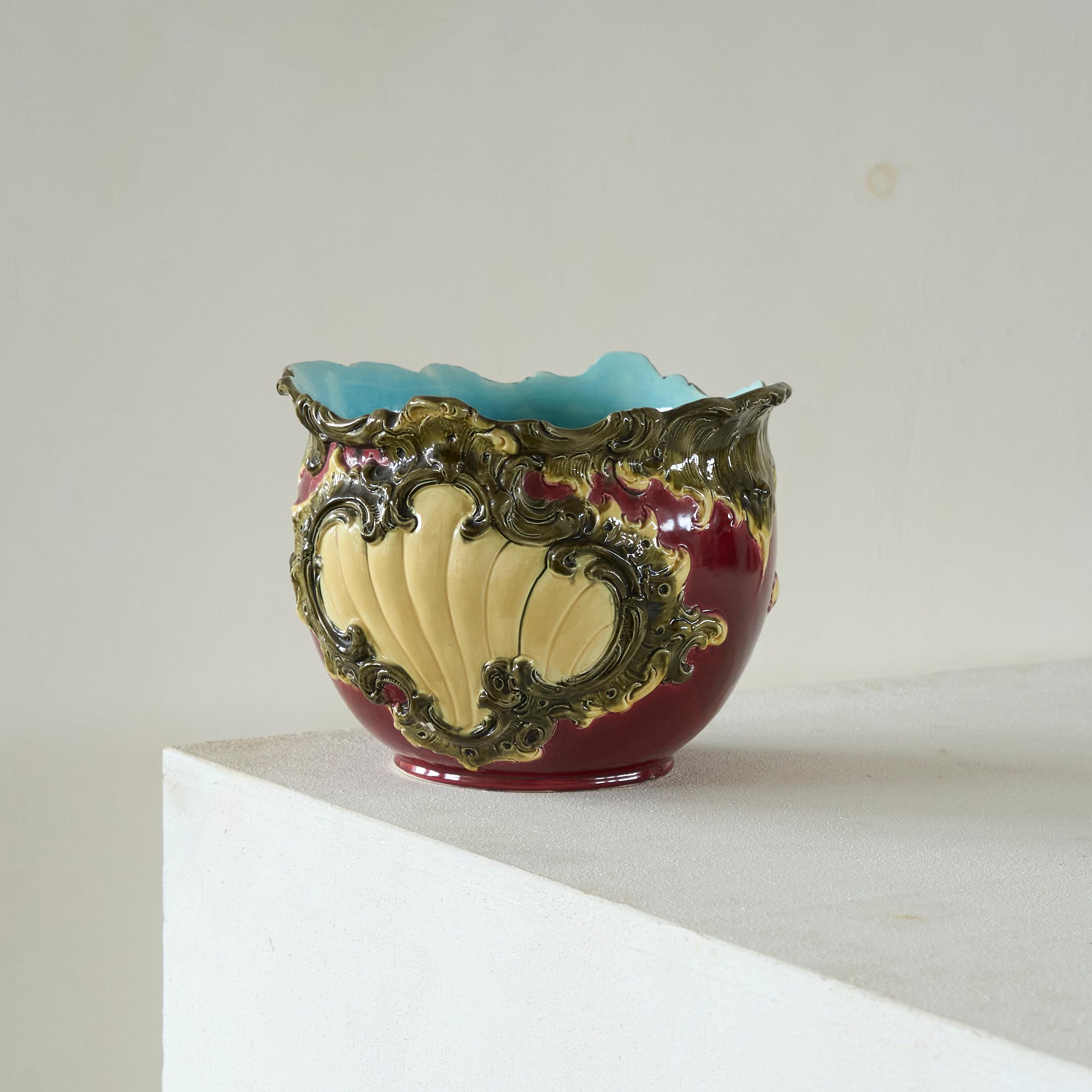 Capo di Monte Grand vase ou pot en poterie italienne Début du 20e siècle.

Merveilleux et grand vase / pot / jardinière en poterie vernissée italienne Capo di Monte dans un style rococo très distinct. Très élégante et colorée - une véritable pièce