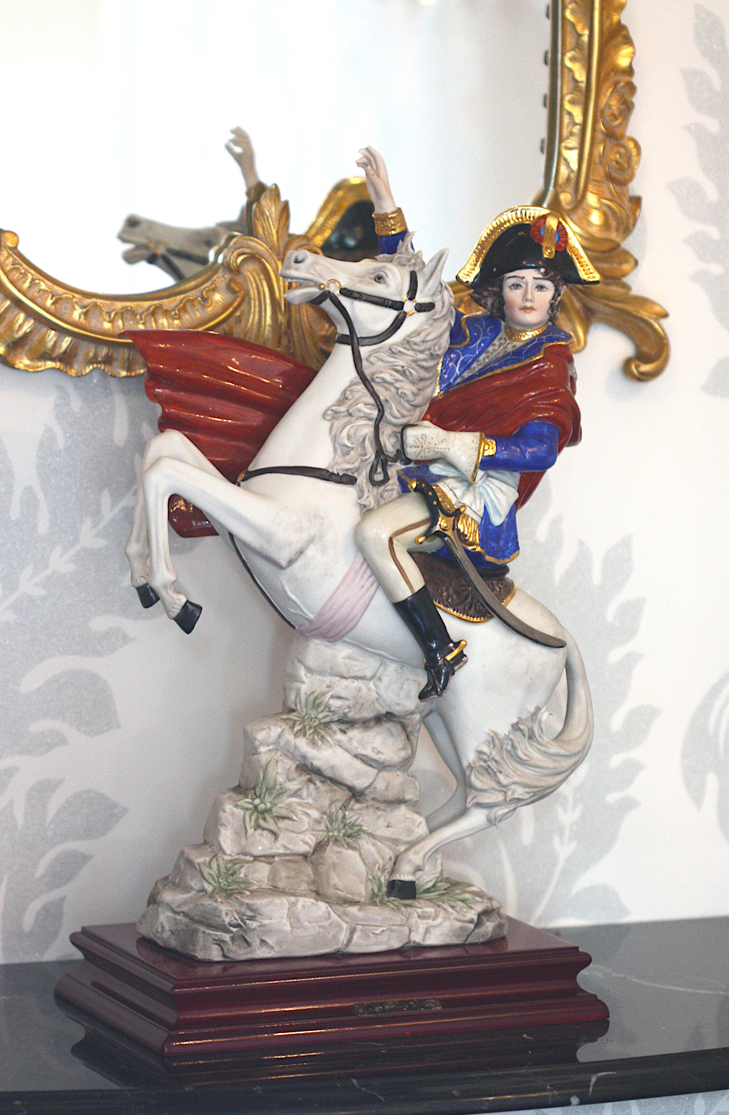 
Figura di Napoleone a cavallo in porcellana di Capo Di Monte
marchi di fabbrica, dopo il dipinto di Jacques-Louis David ora conservato al Louvre.
Altezza 19 pollici, larghezza 12 pollici, profondità 6 pollici.
Provenienza: Dalla proprietà di un