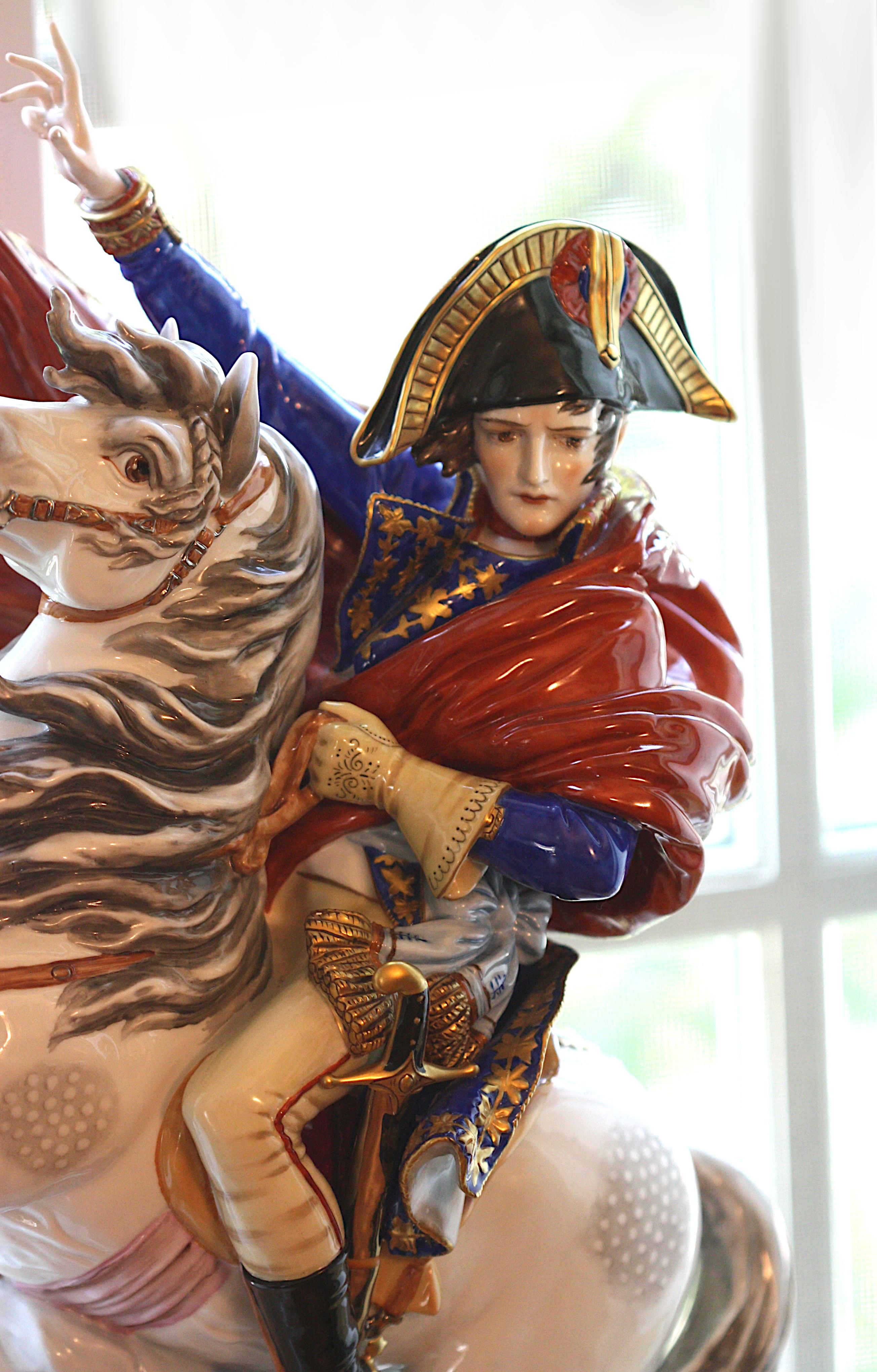 Figura di Napoleone a cavallo in porcellana di Capo Di Monte In condizioni buone in vendita a West Palm Beach, FL