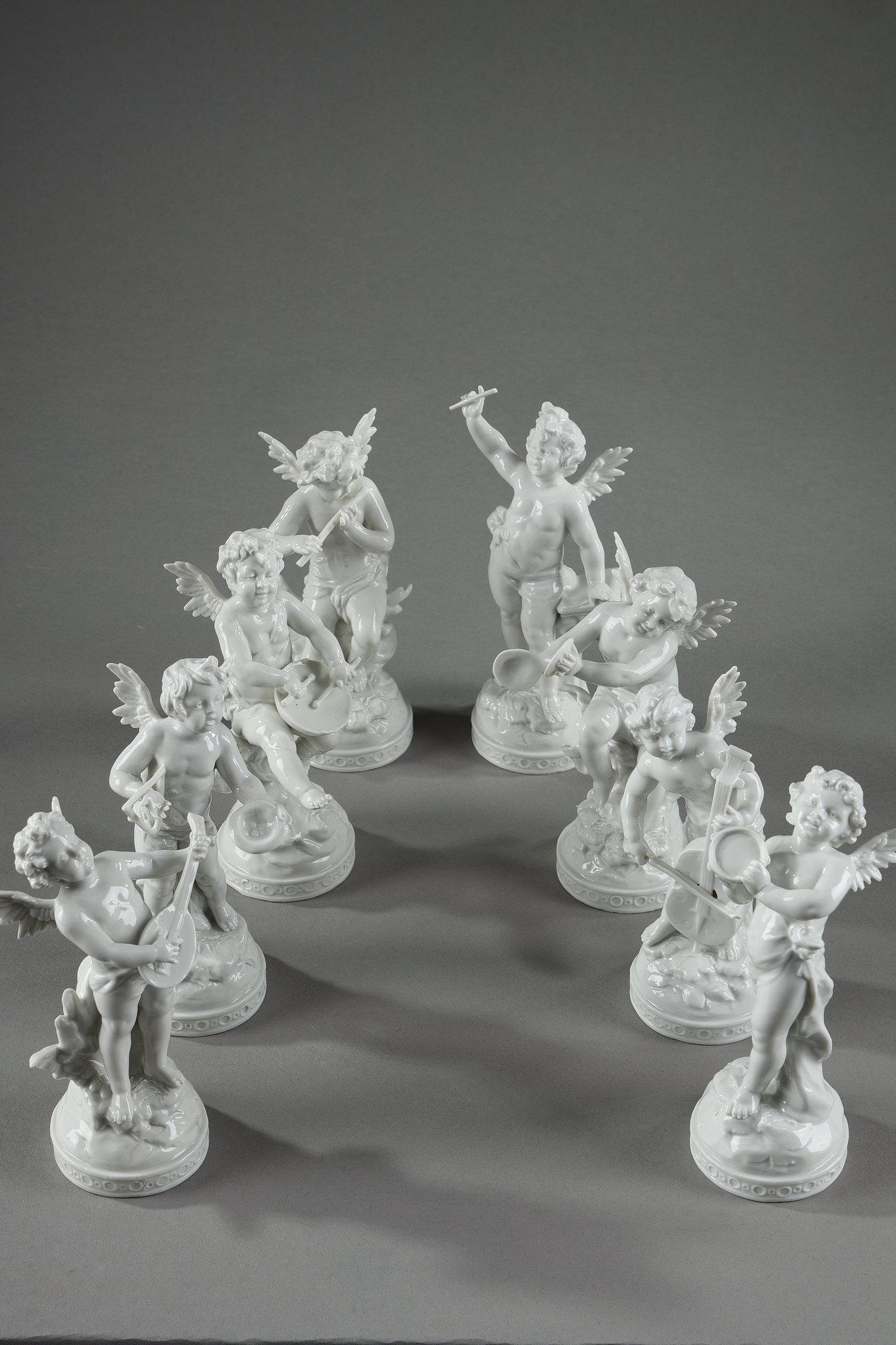 Un orchestre de 8 chérubins en porcelaine émaillée blanche. Chaque musicien joue d'un instrument différent, formant une joyeuse farandole. Cet ensemble était destiné à égayer un décor de table. Estampillé sur la face inférieure avec N Couronné de