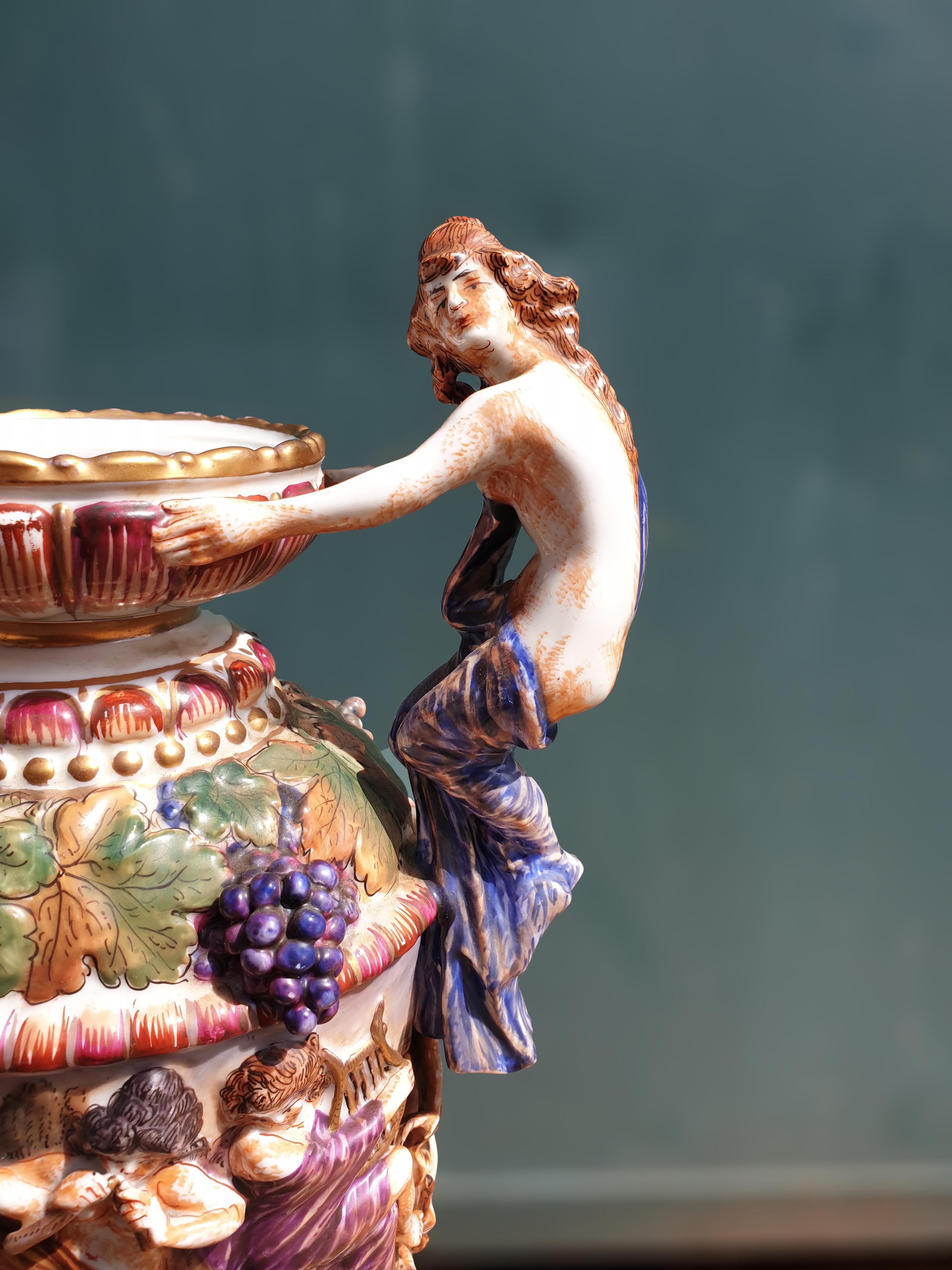Vase figuratif Capodimonte du 19ème siècle à deux poignées en vente 3