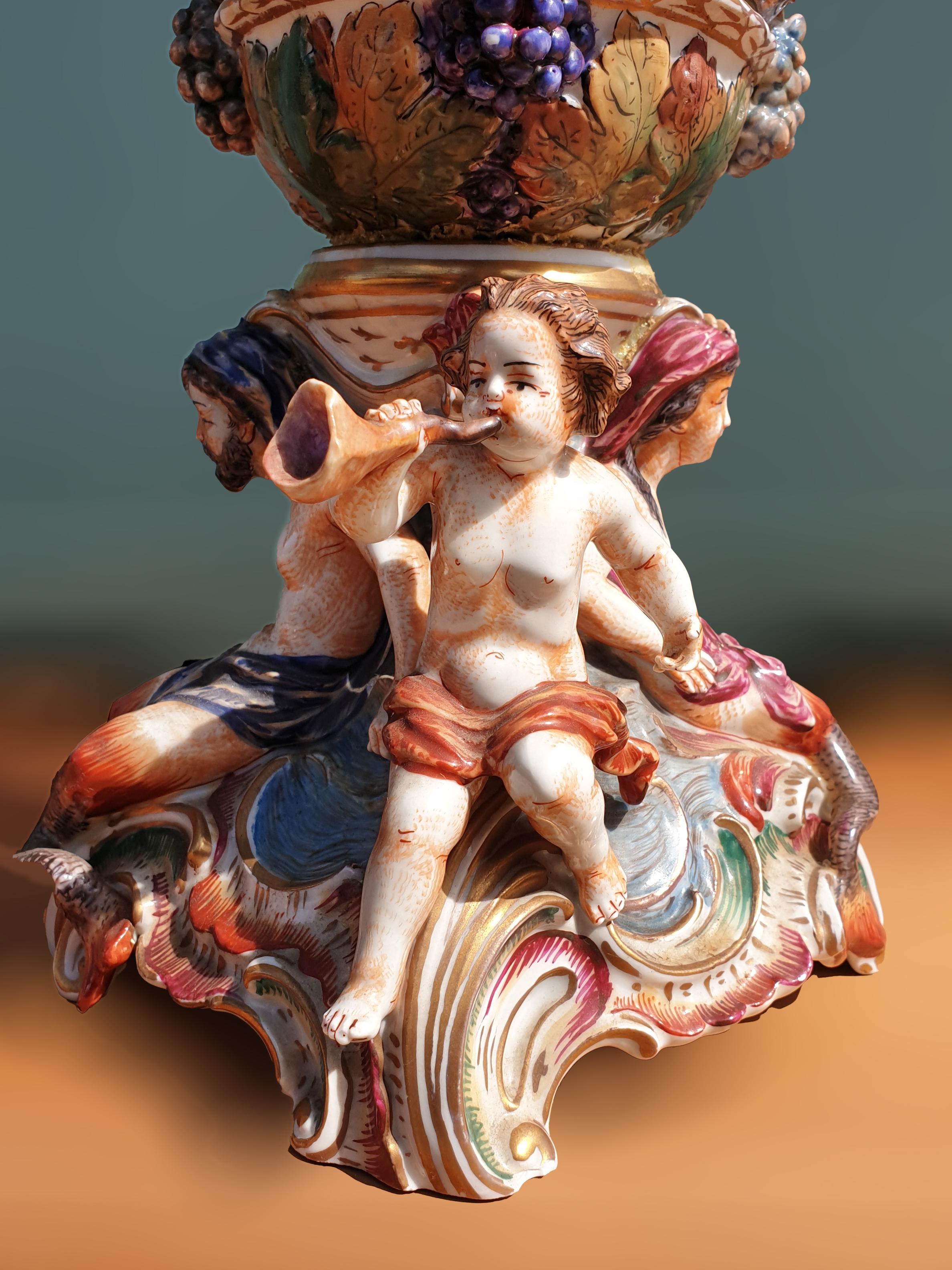 Vase figuratif Capodimonte du 19ème siècle à deux poignées en vente 5