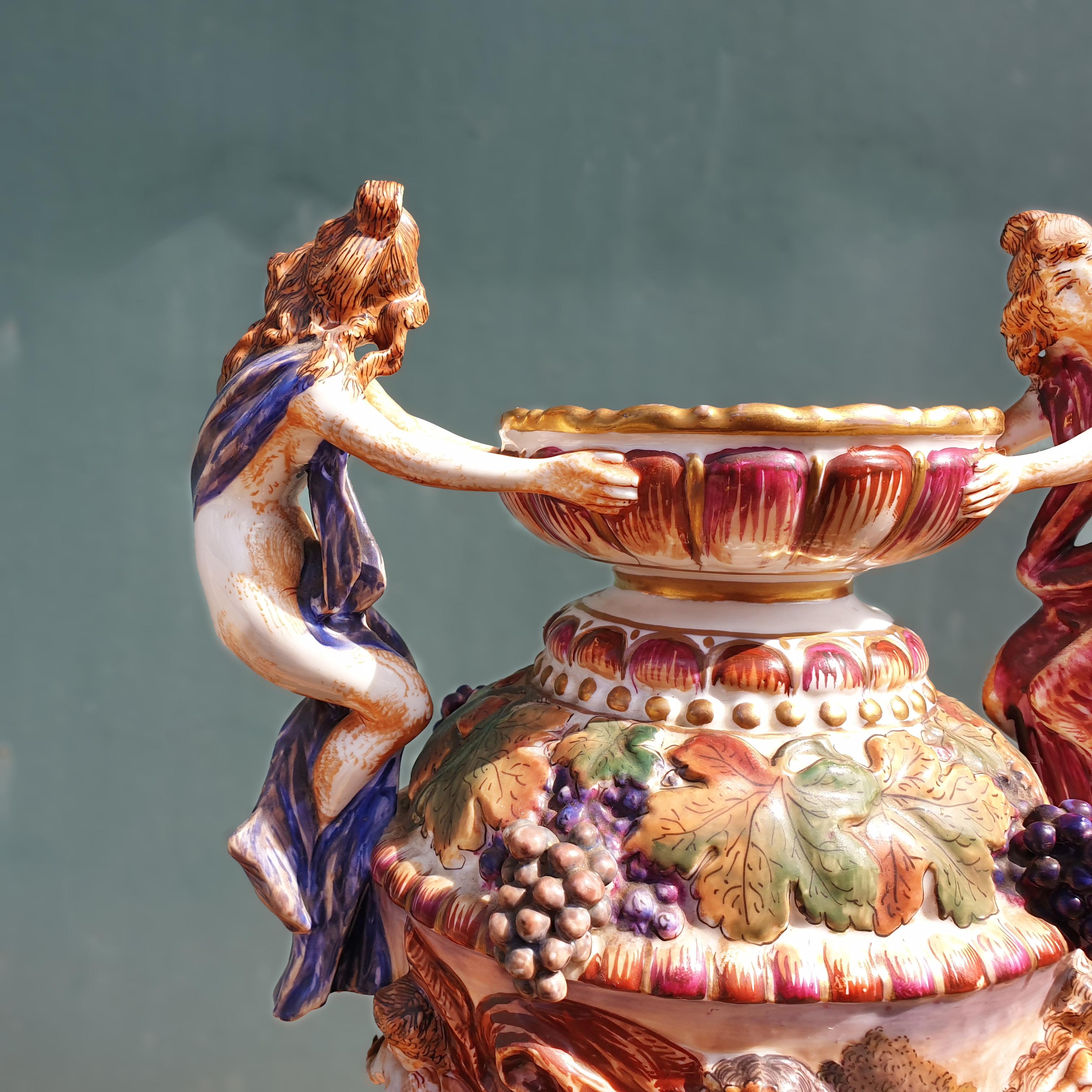 Vase figuratif Capodimonte du 19ème siècle à deux poignées en vente 7