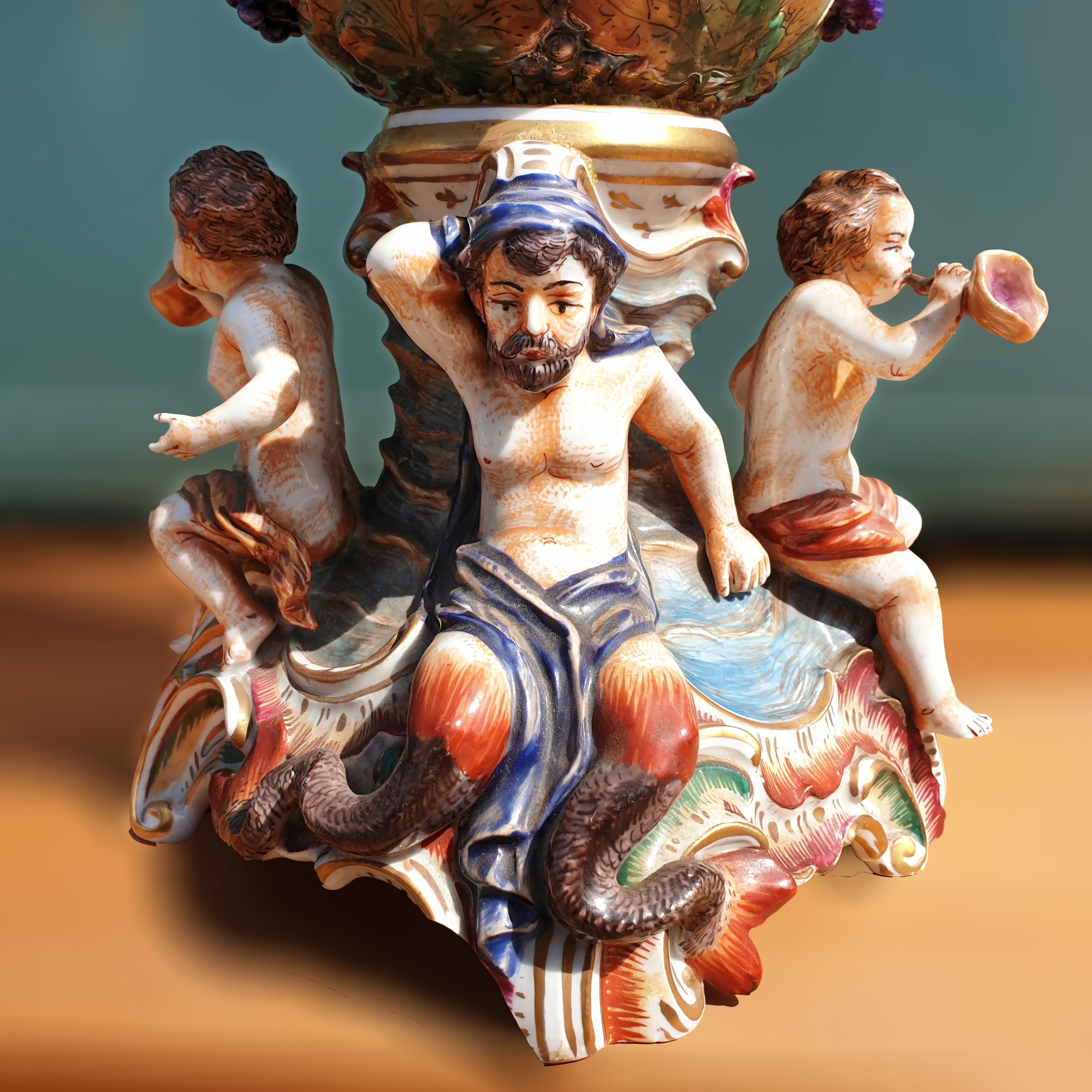 Vase figuratif Capodimonte du 19ème siècle à deux poignées en vente 8