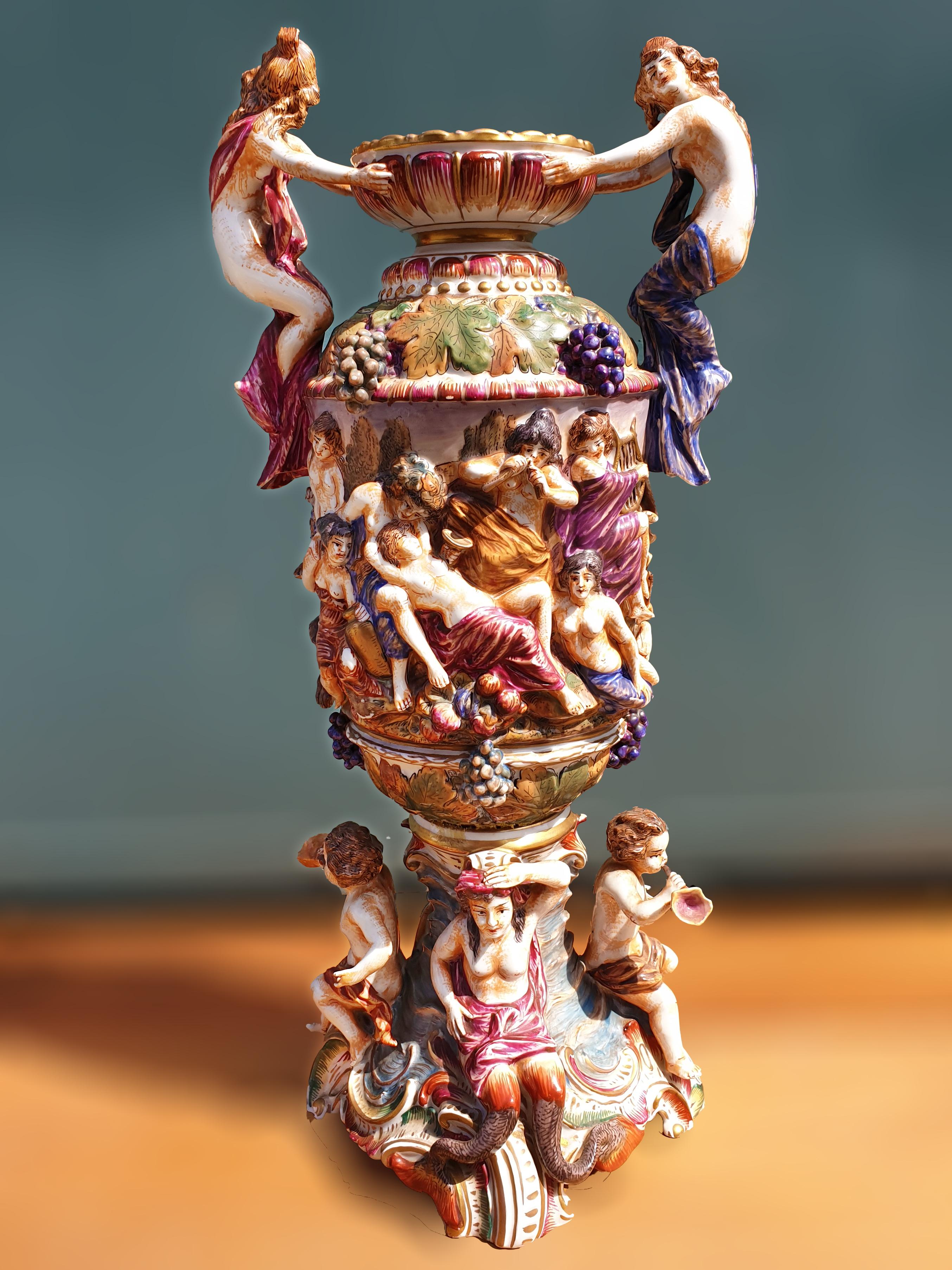 italien Vase figuratif Capodimonte du 19ème siècle à deux poignées en vente