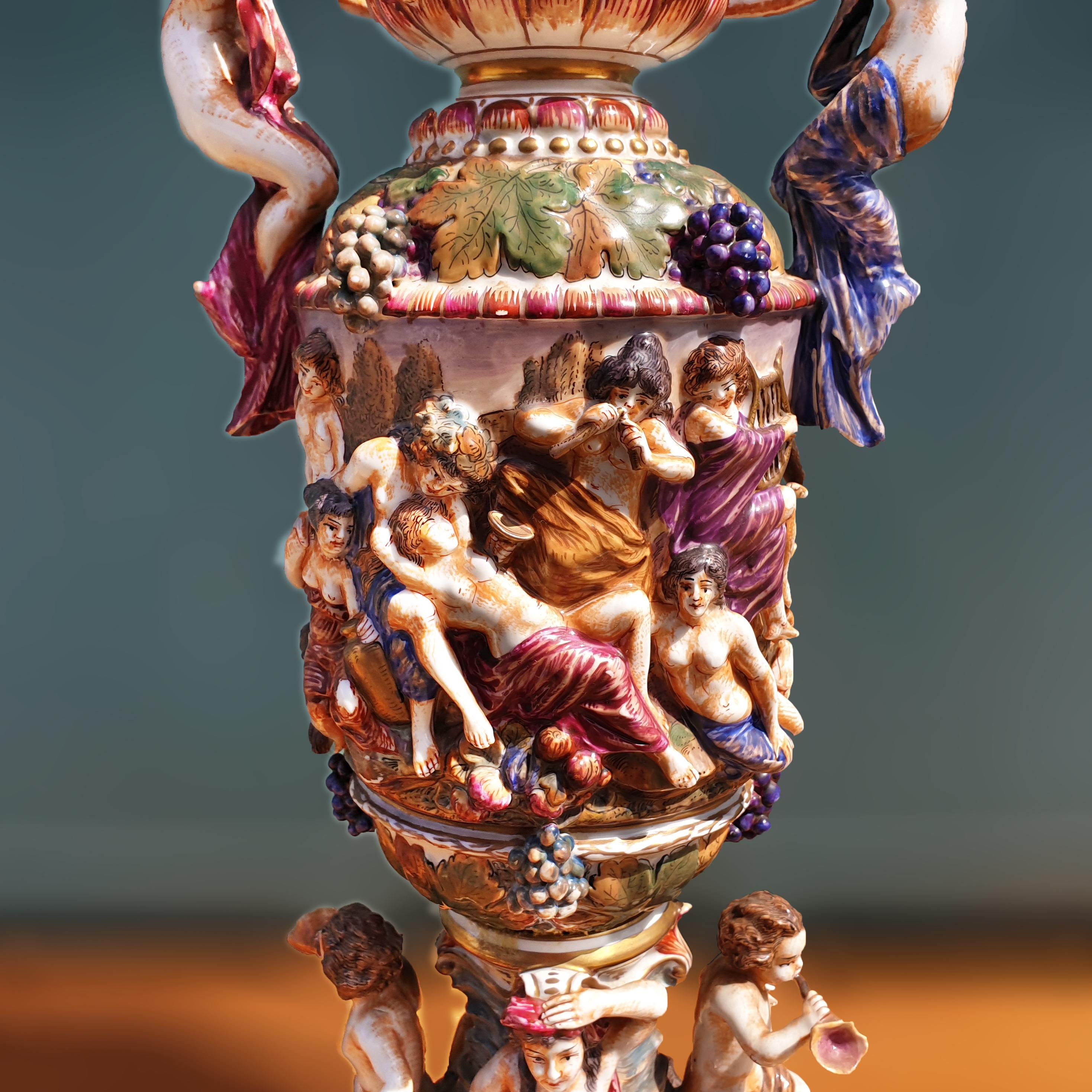 Fait main Vase figuratif Capodimonte du 19ème siècle à deux poignées en vente