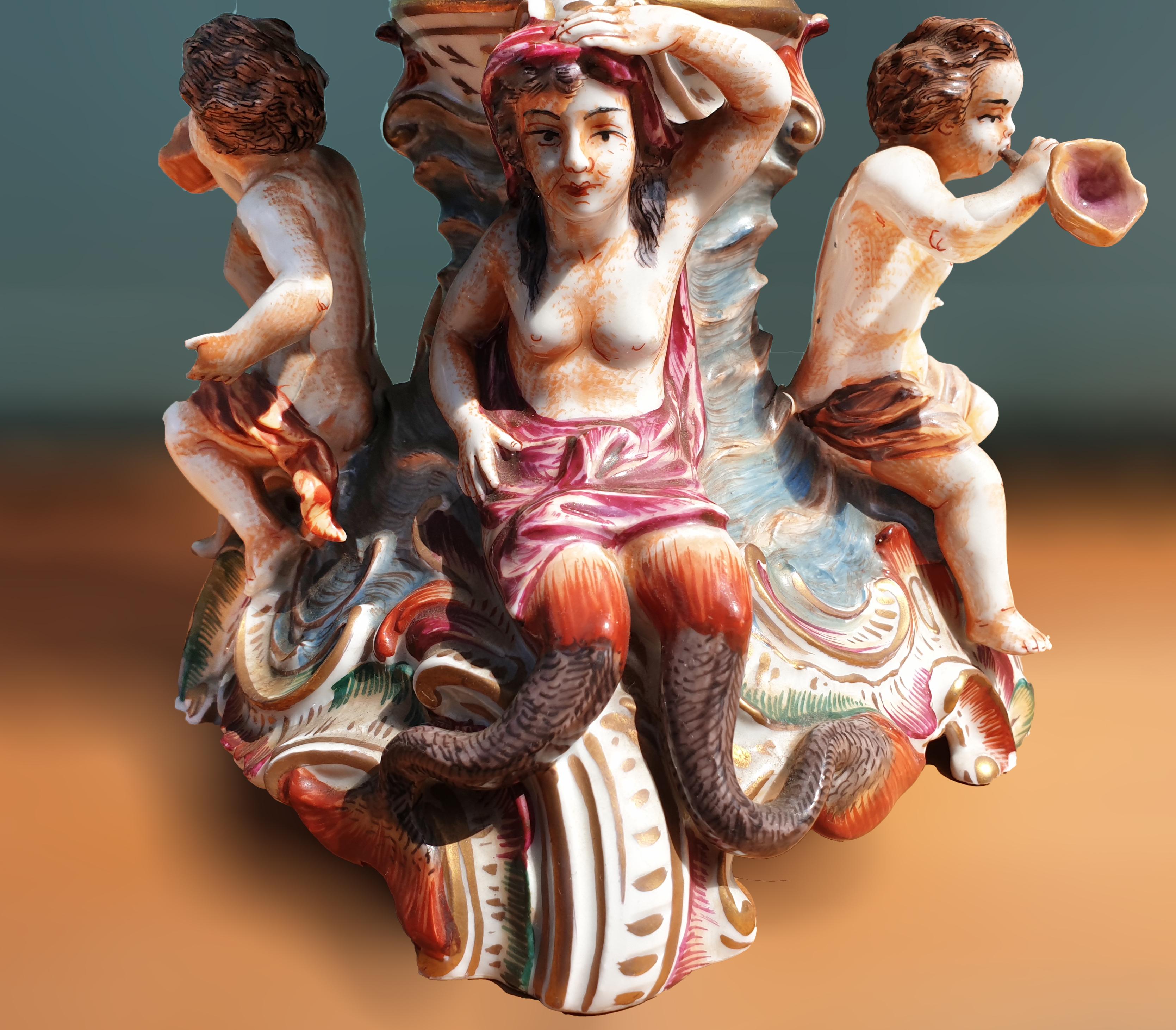 XIXe siècle Vase figuratif Capodimonte du 19ème siècle à deux poignées en vente