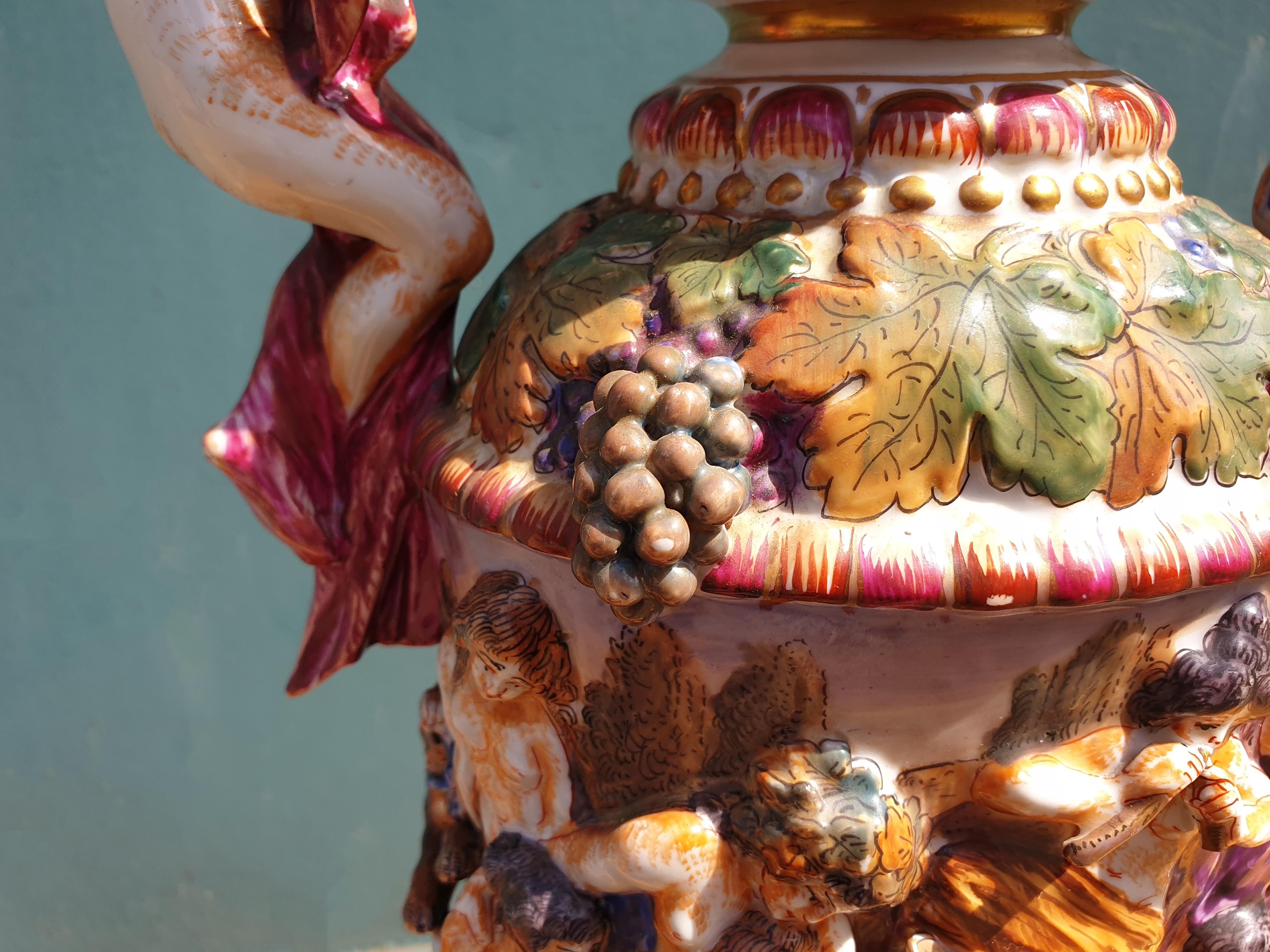 Vase figuratif Capodimonte du 19ème siècle à deux poignées en vente 2