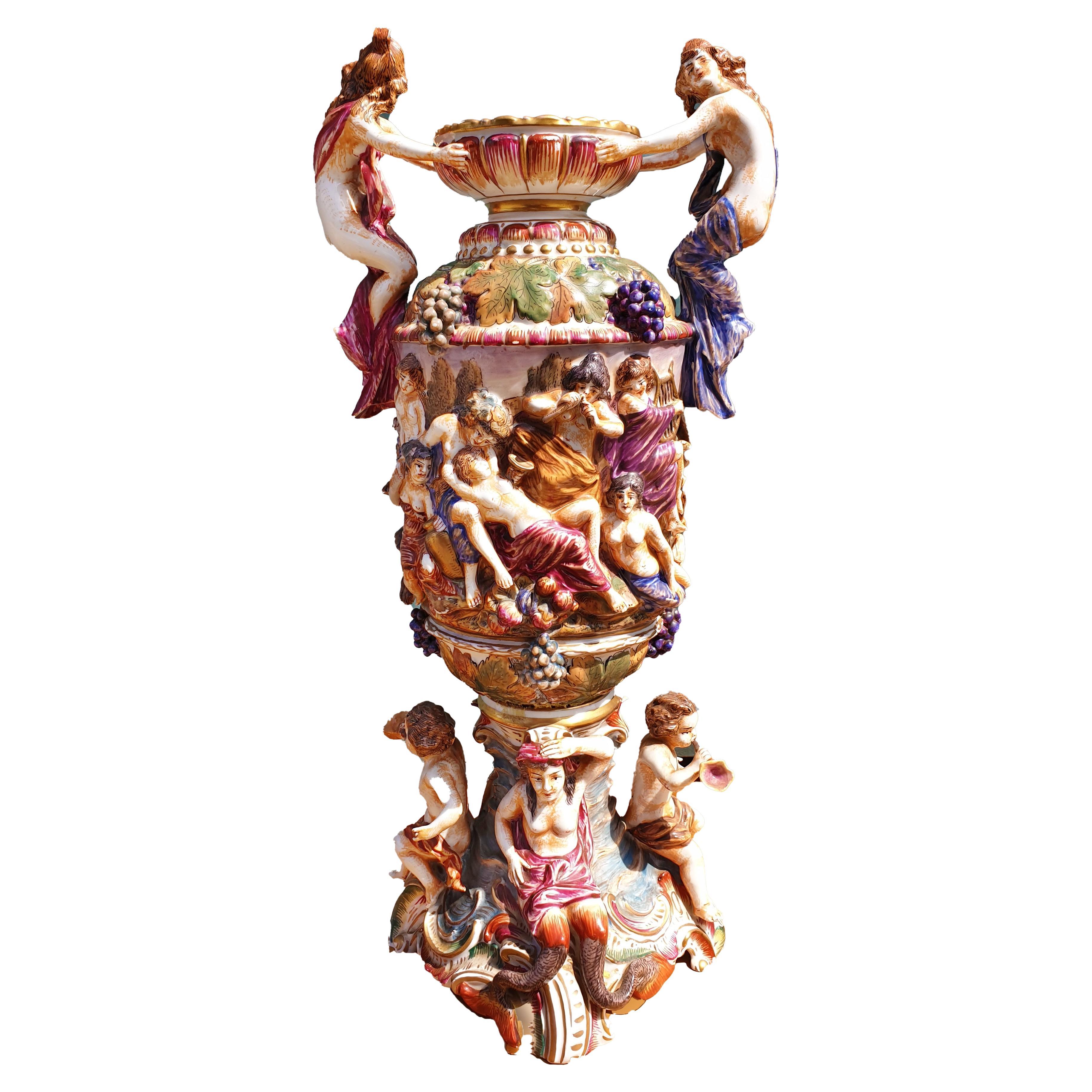 Vase figuratif Capodimonte du 19ème siècle à deux poignées en vente