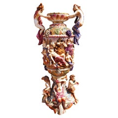 Vase figuratif Capodimonte du 19ème siècle à deux poignées