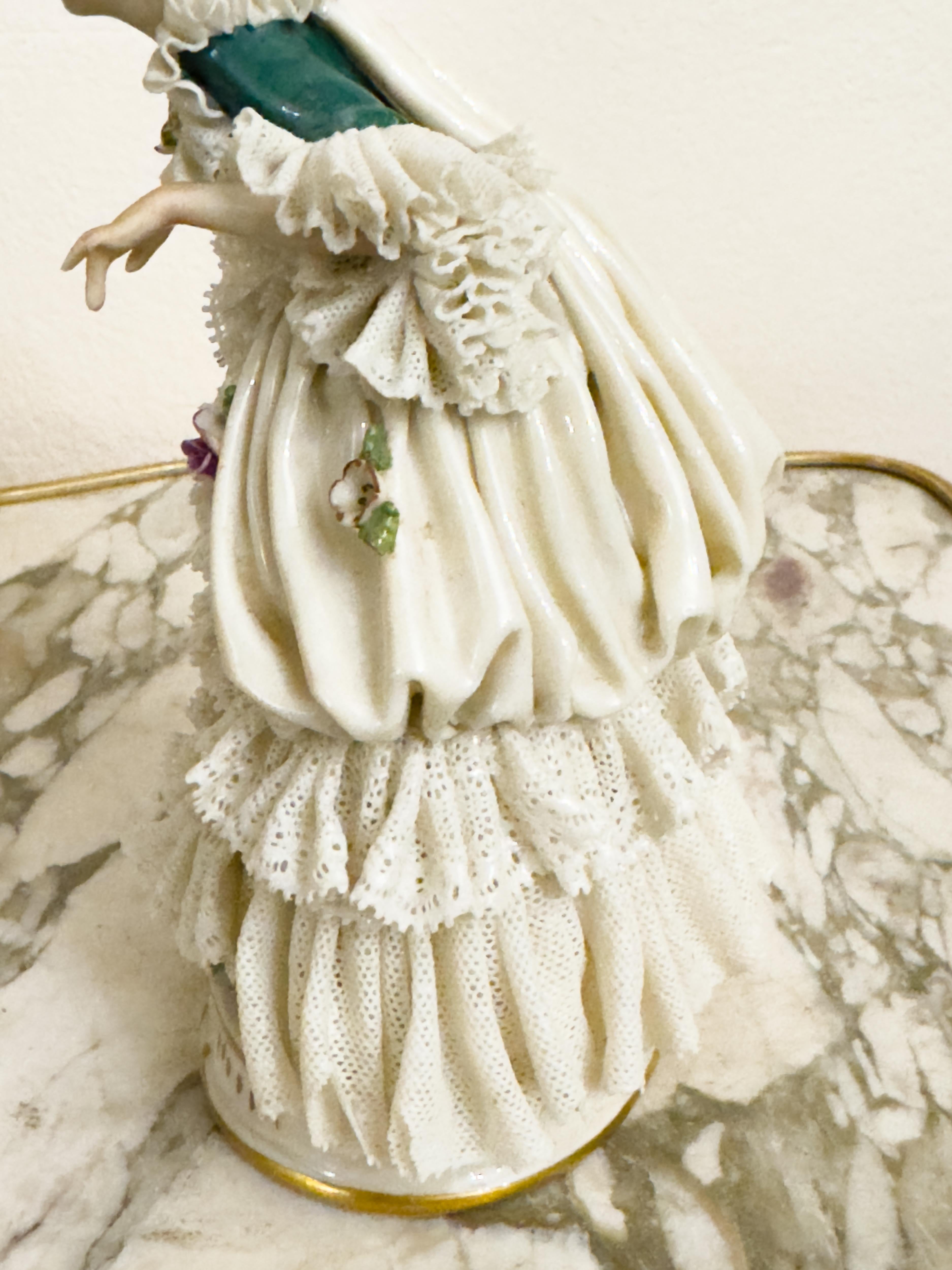 Figurina di donna barocca di Capodimonte con abito in pizzo, 1900 in vendita 6