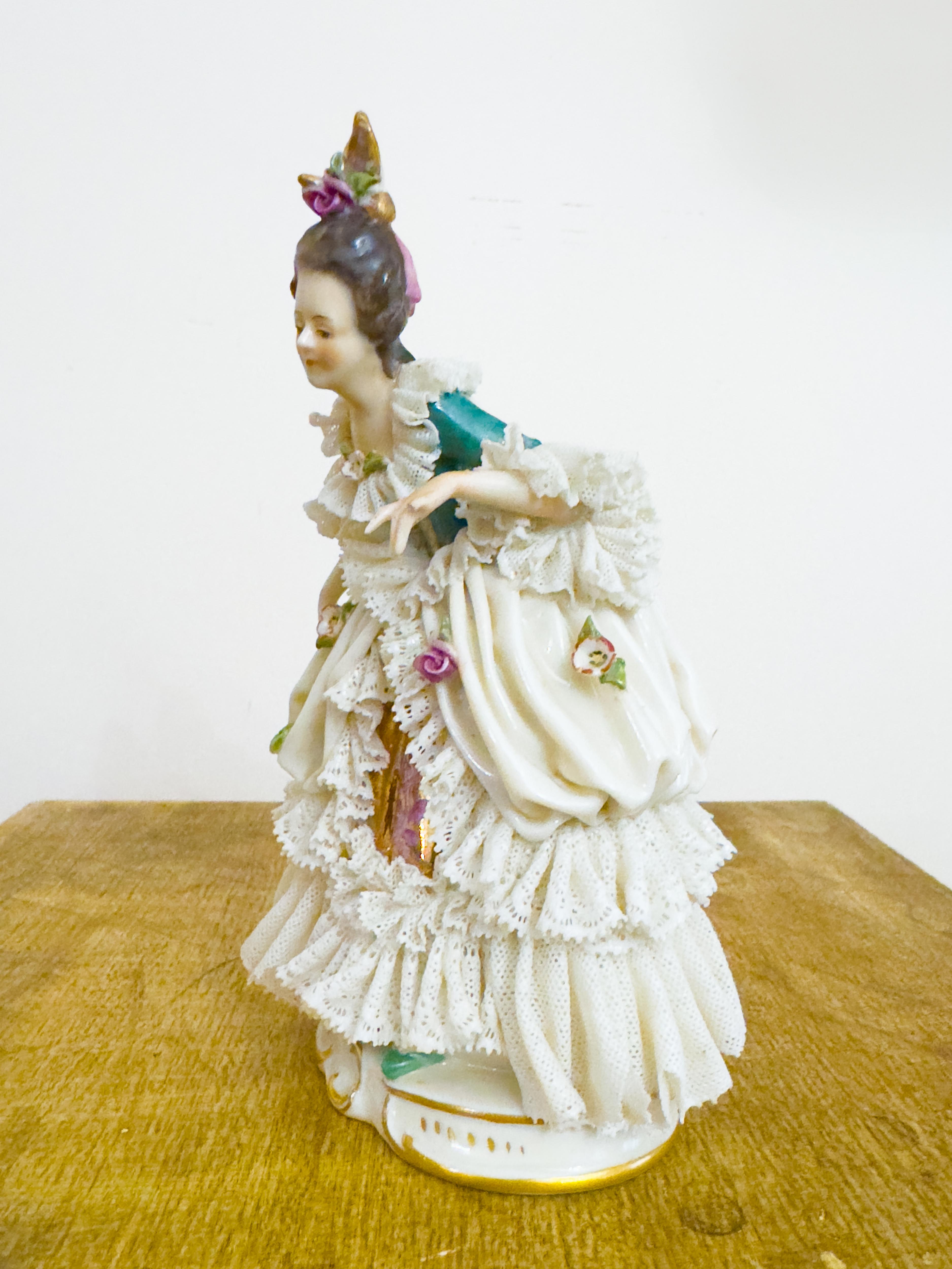 Figurina di donna barocca di Capodimonte con abito in pizzo, 1900 in vendita 9