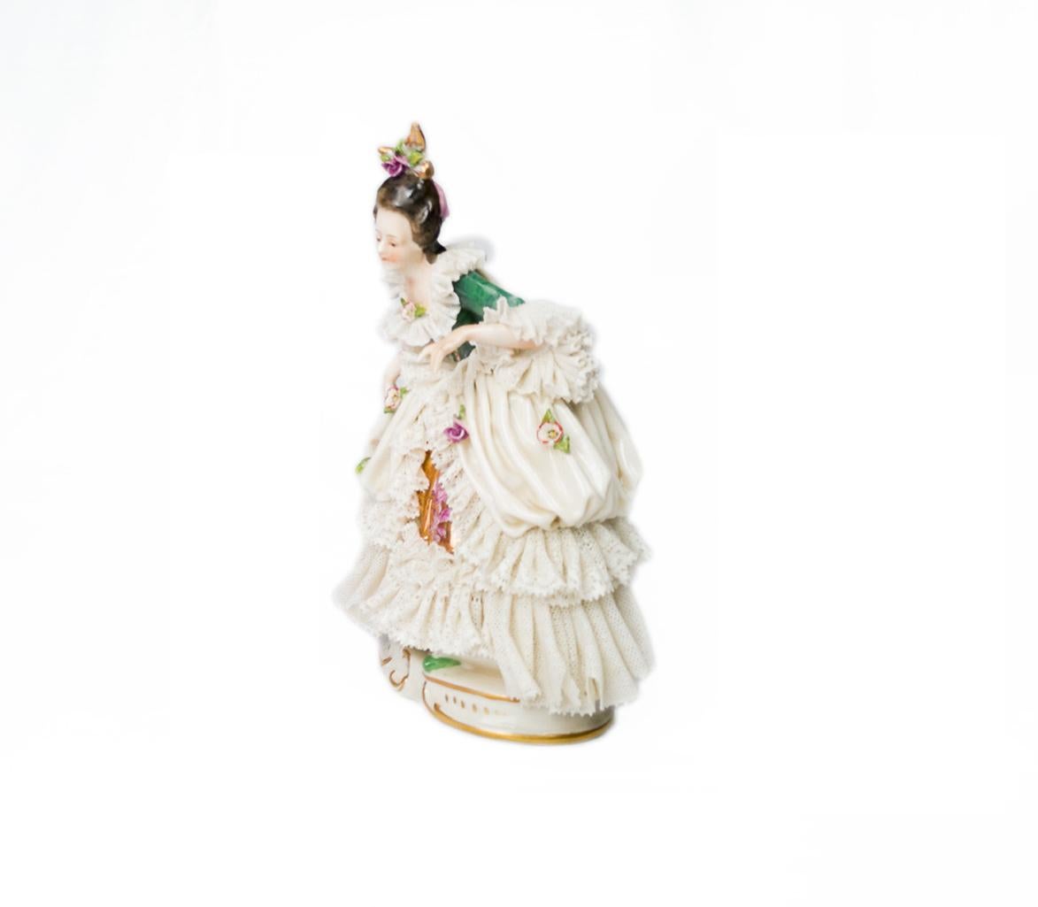 Barocco Figurina di donna barocca di Capodimonte con abito in pizzo, 1900 in vendita