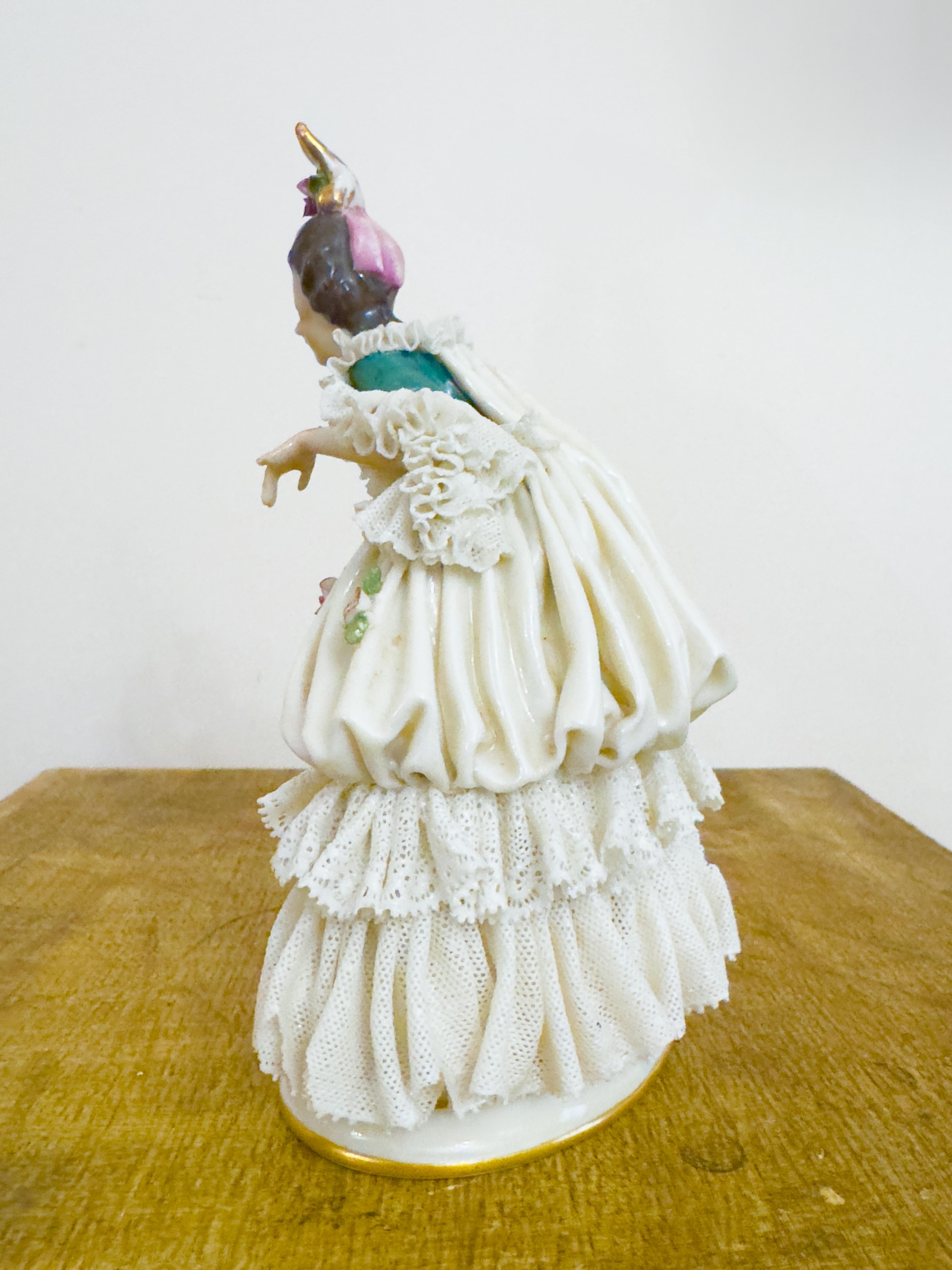 Capodimonte Baroque Lady Figurine With Lace Dress, 1900s In Good Condition For Sale In Lisbon, PT