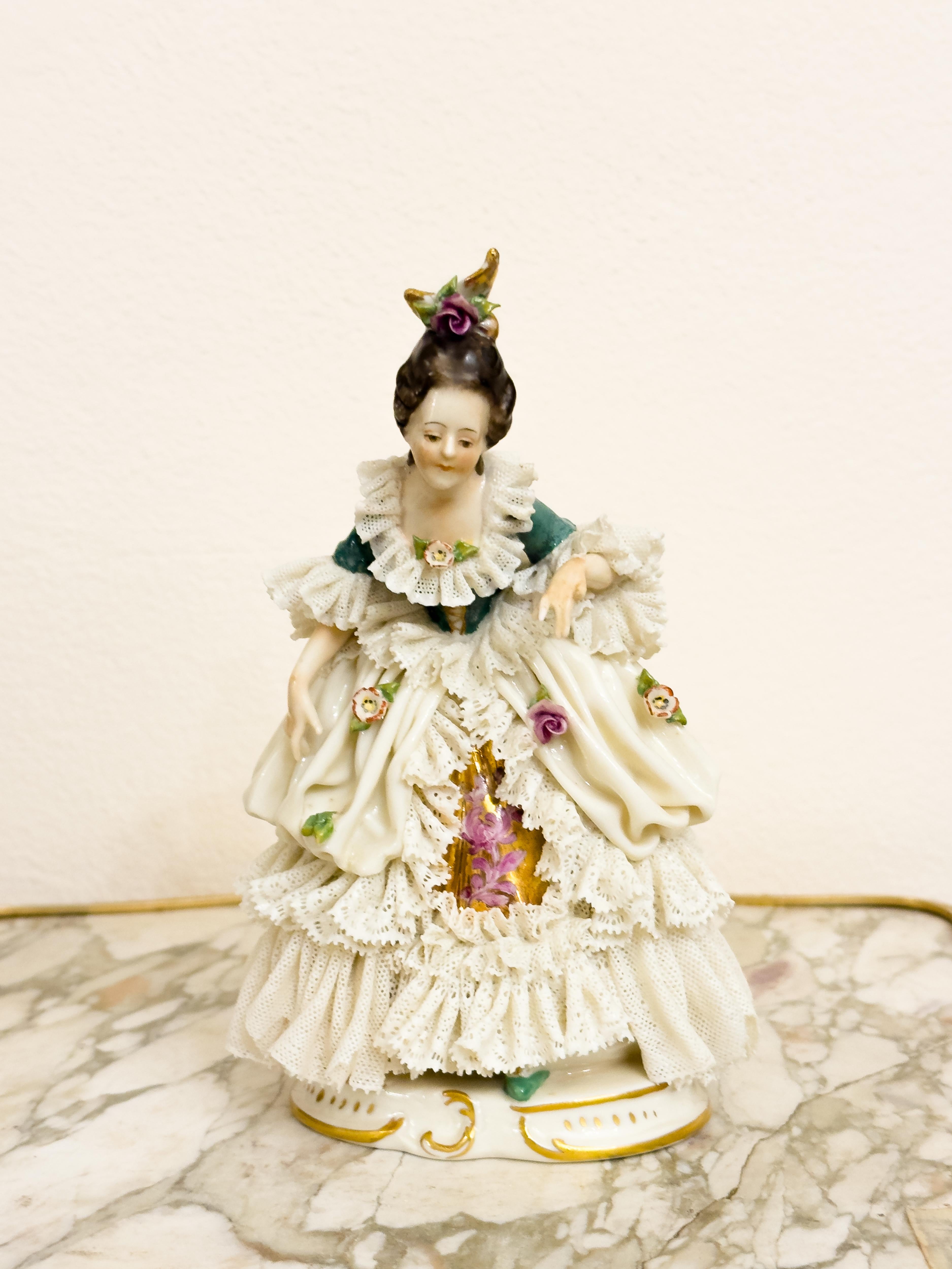 Figurina di donna barocca di Capodimonte con abito in pizzo, 1900 In condizioni buone in vendita a Lisbon, PT