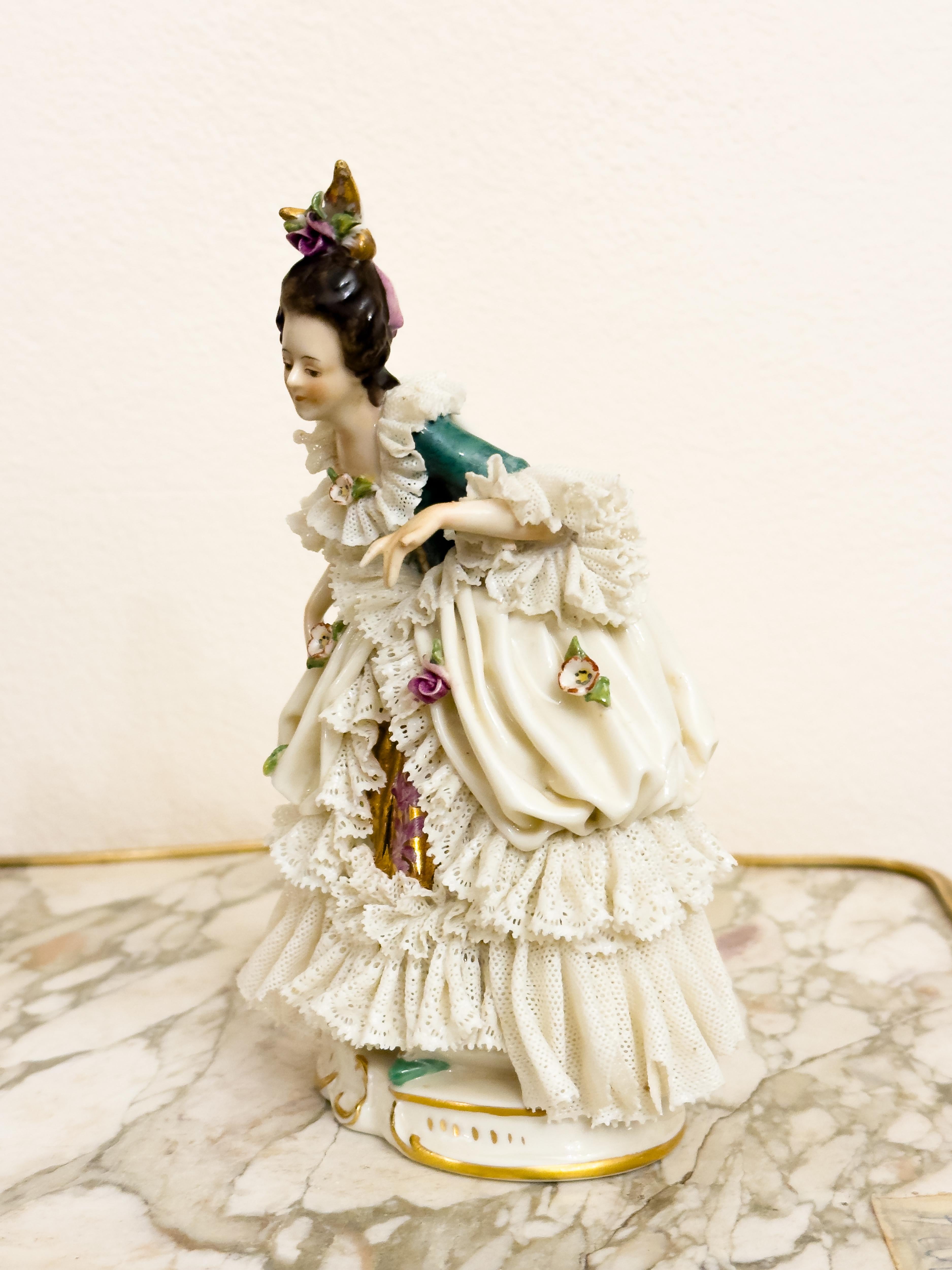 XX secolo Figurina di donna barocca di Capodimonte con abito in pizzo, 1900 in vendita