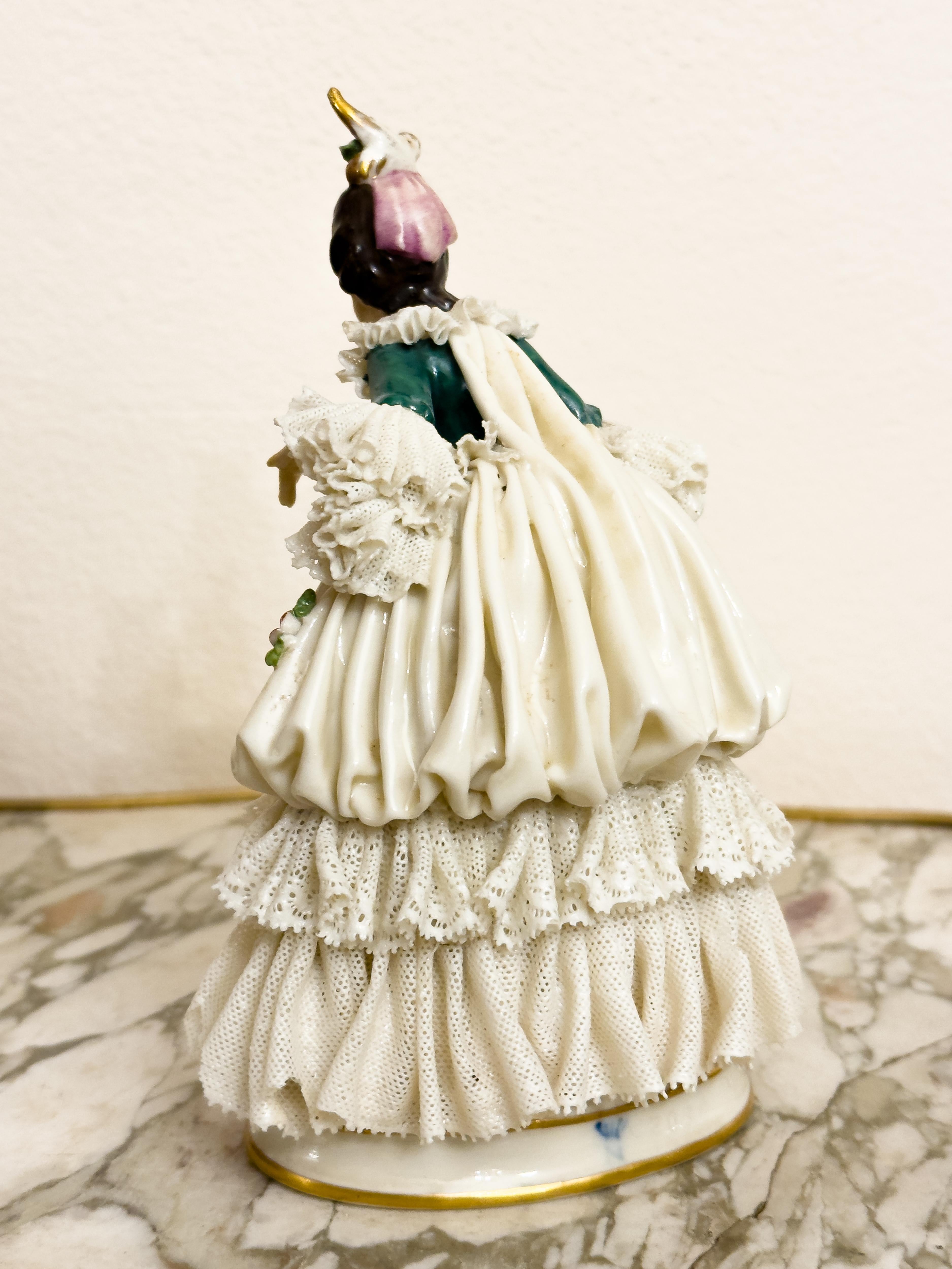 Porcellana Figurina di donna barocca di Capodimonte con abito in pizzo, 1900 in vendita