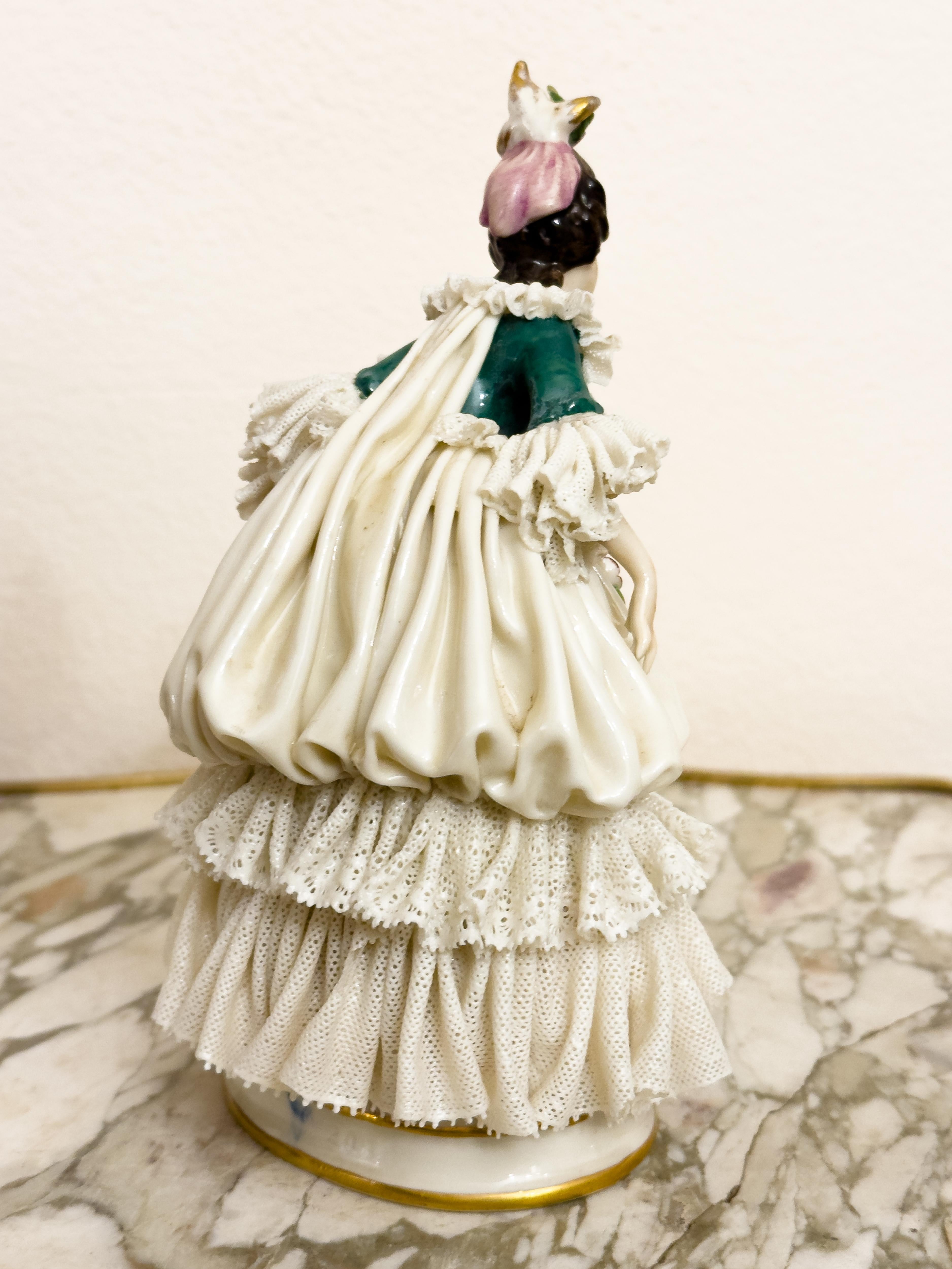 Figurina di donna barocca di Capodimonte con abito in pizzo, 1900 in vendita 1