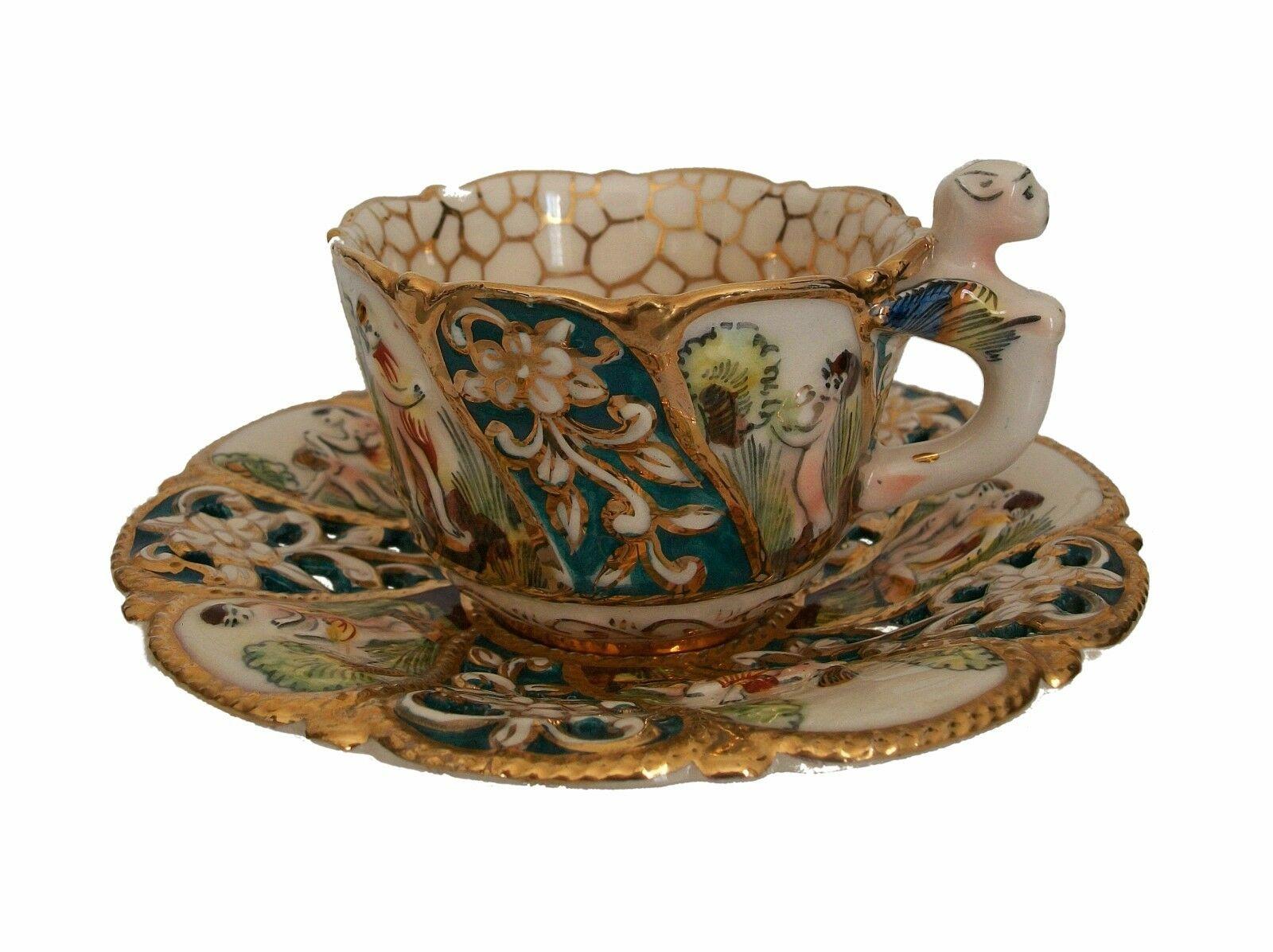 Néo-Renaissance Tasses et soucoupes de cabinet Capodimonte, peintes et dorées à la main, non signées, 20e siècle en vente