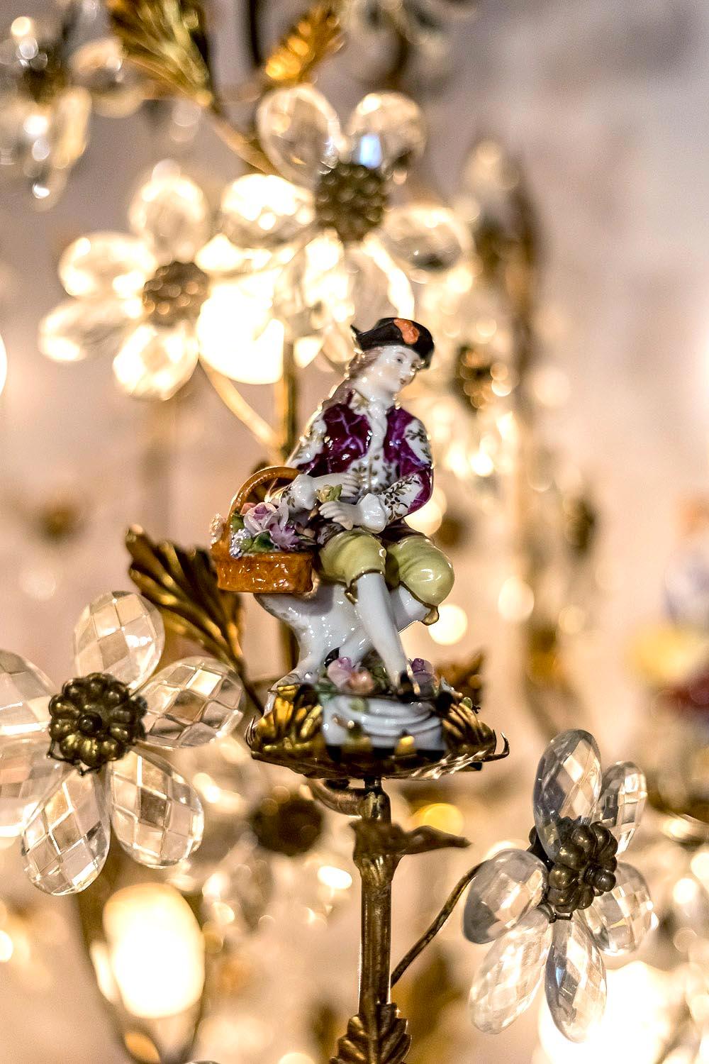 Italian Capodimonte, Cage Chandelier in Crystal and Porcelain Characters, circa 1900