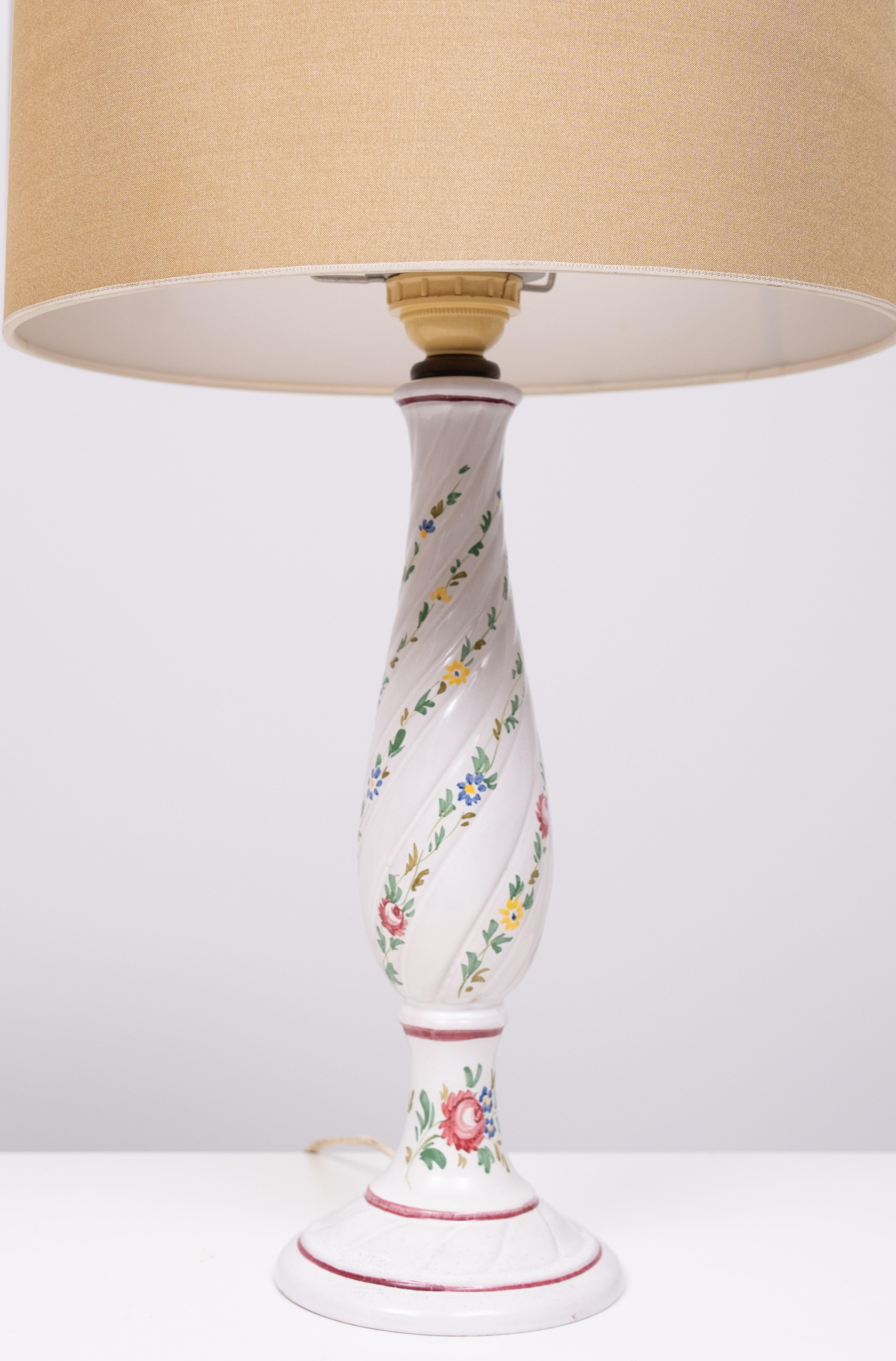 Very nice pair of Ceramic Table lamps .Hand painted flower decor . 
Elegant shaped . Comes with Gold color shades. 
Normal E27 bulb needed .

   Please ask for cheaper shipments solutions 