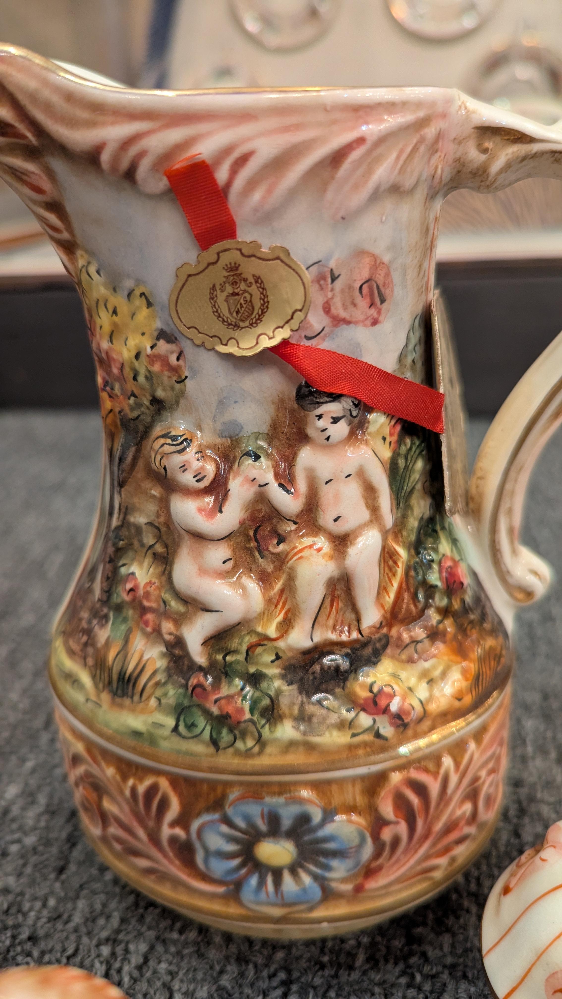 Voici un fabuleux ensemble de chocolats Capodimonte d'origine dans sa boîte d'origine.  L'ensemble est en porcelaine en haut-relief, peint à la main et émaillé à l'or 24k !  La boîte mesure 19,5 x 13,5 x 4,5, le pot mesure 6 x 4 x 9,75 de haut, les