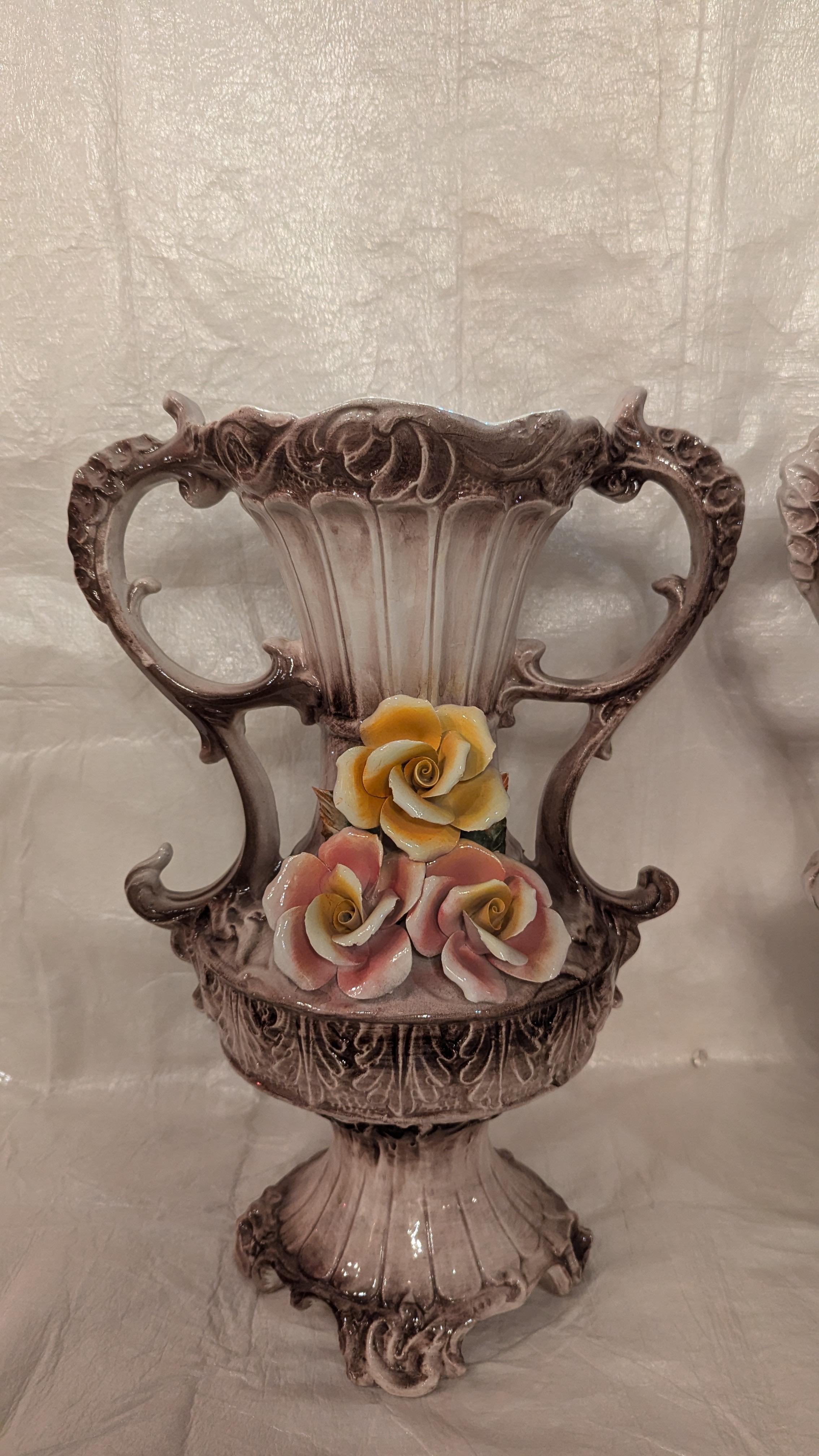 Coppia di vasi a doppio manico di Capodimonte in vendita 3