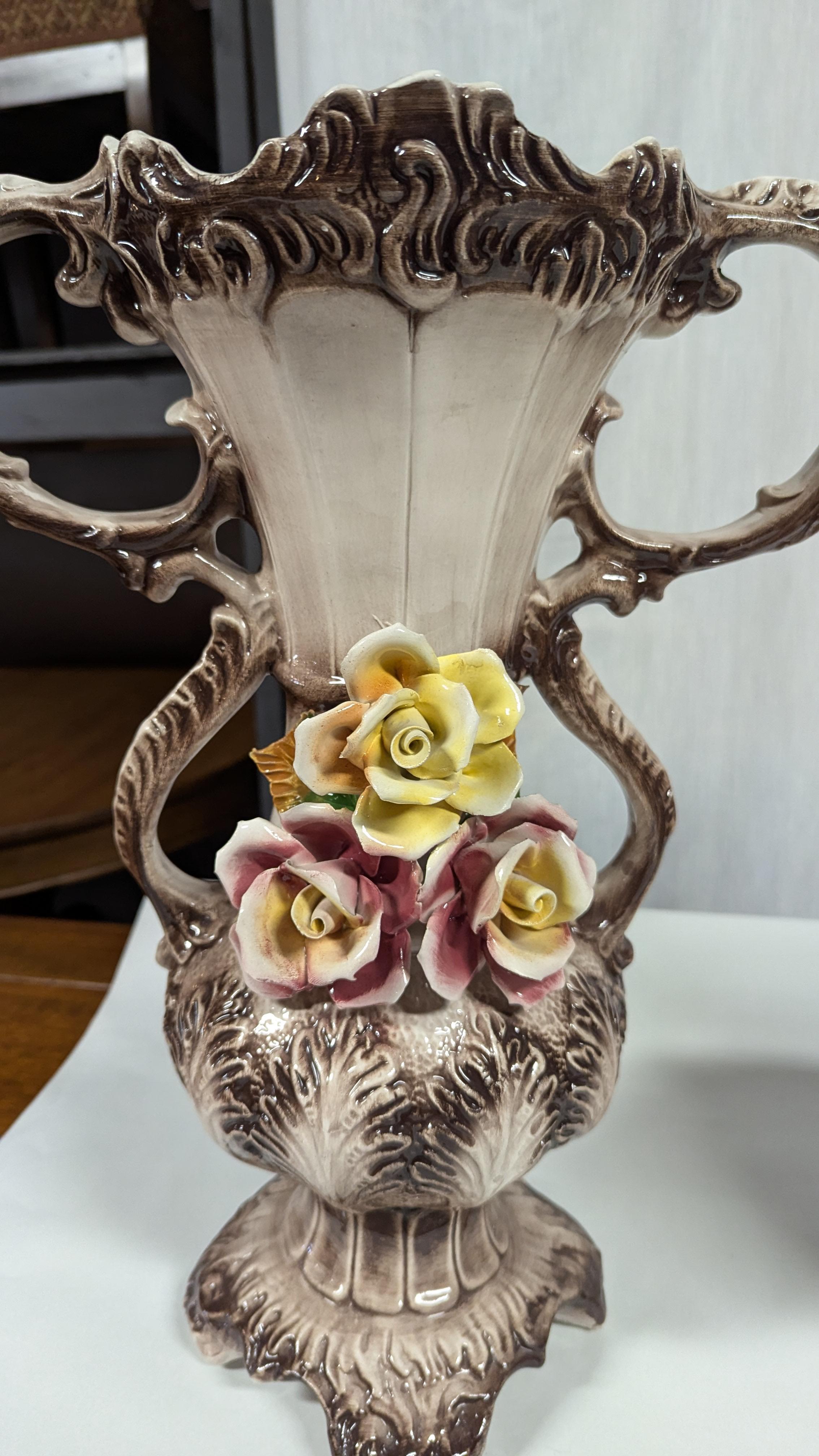 Grande e imponente coppia di vasi-urna a due manici di Capodimonte, alta 17,5