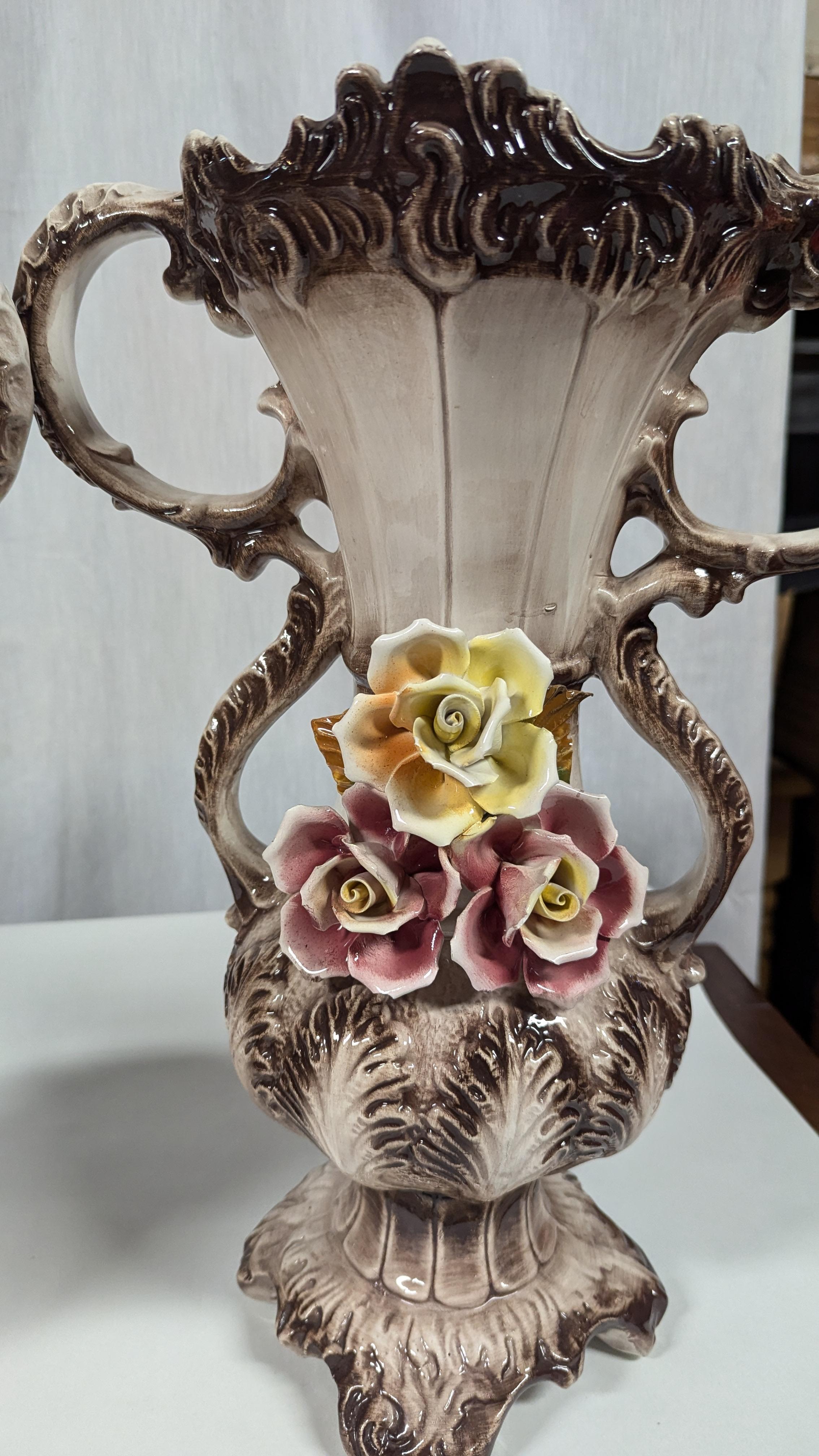 Hollywood Regency Coppia di vasi a doppio manico di Capodimonte in vendita