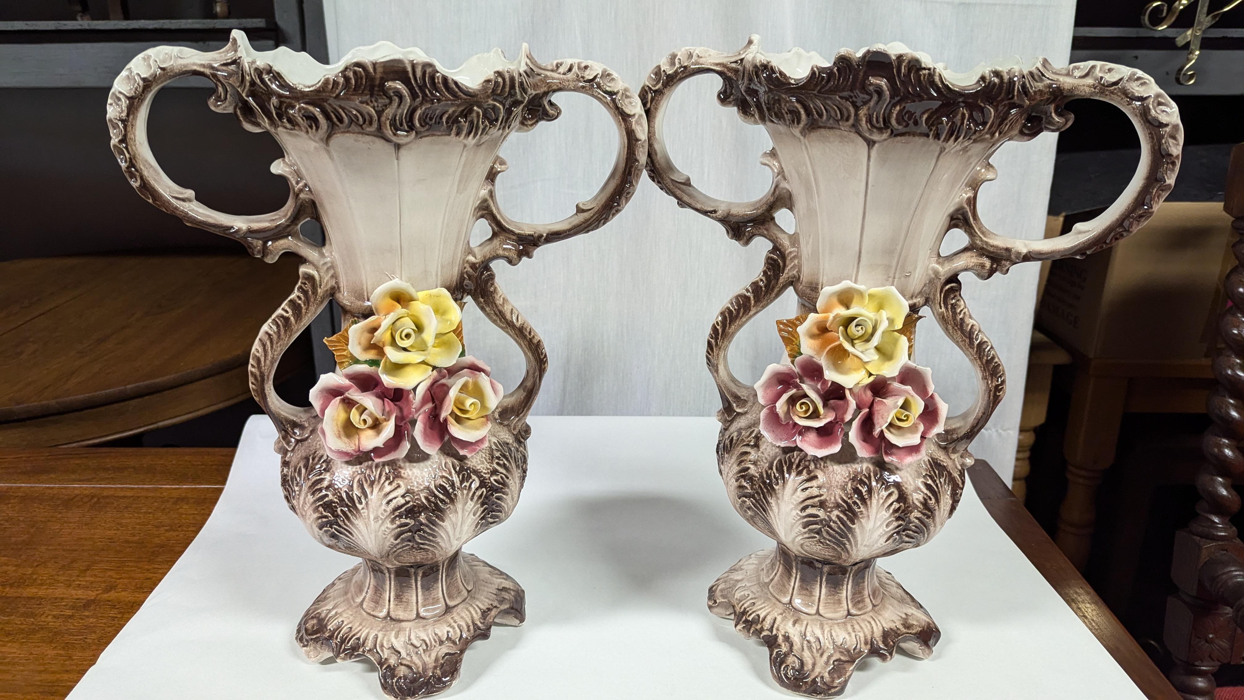 Italiano Coppia di vasi a doppio manico di Capodimonte in vendita