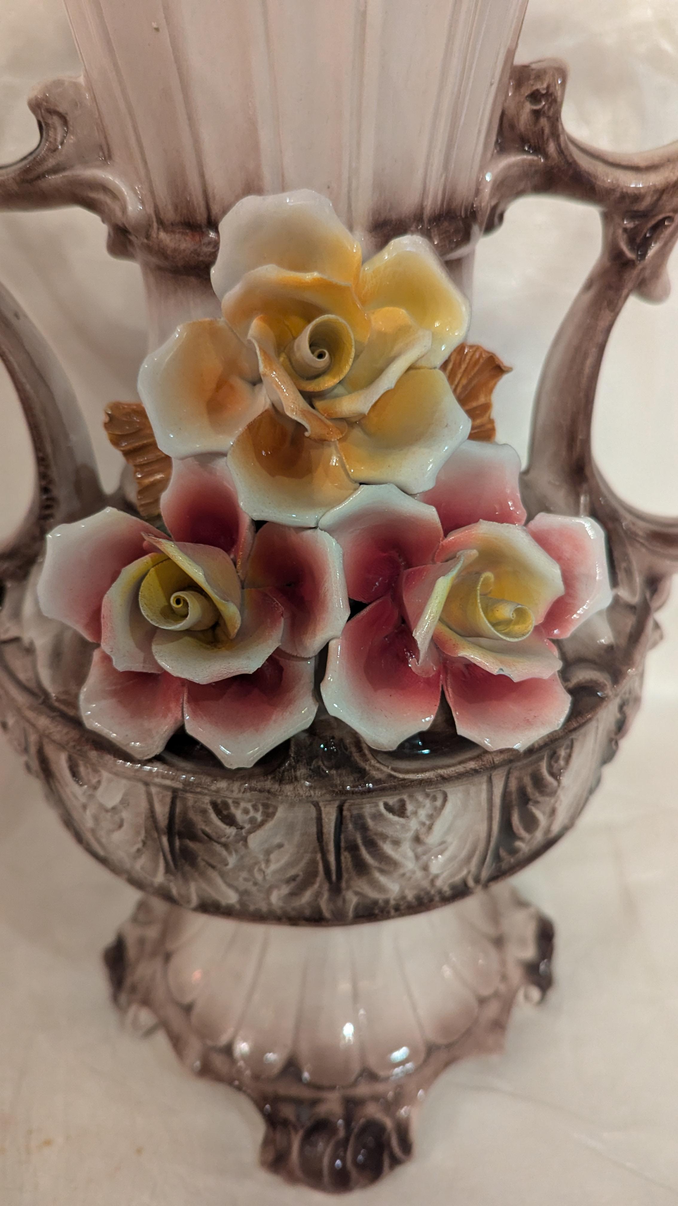 XX secolo Coppia di vasi a doppio manico di Capodimonte in vendita