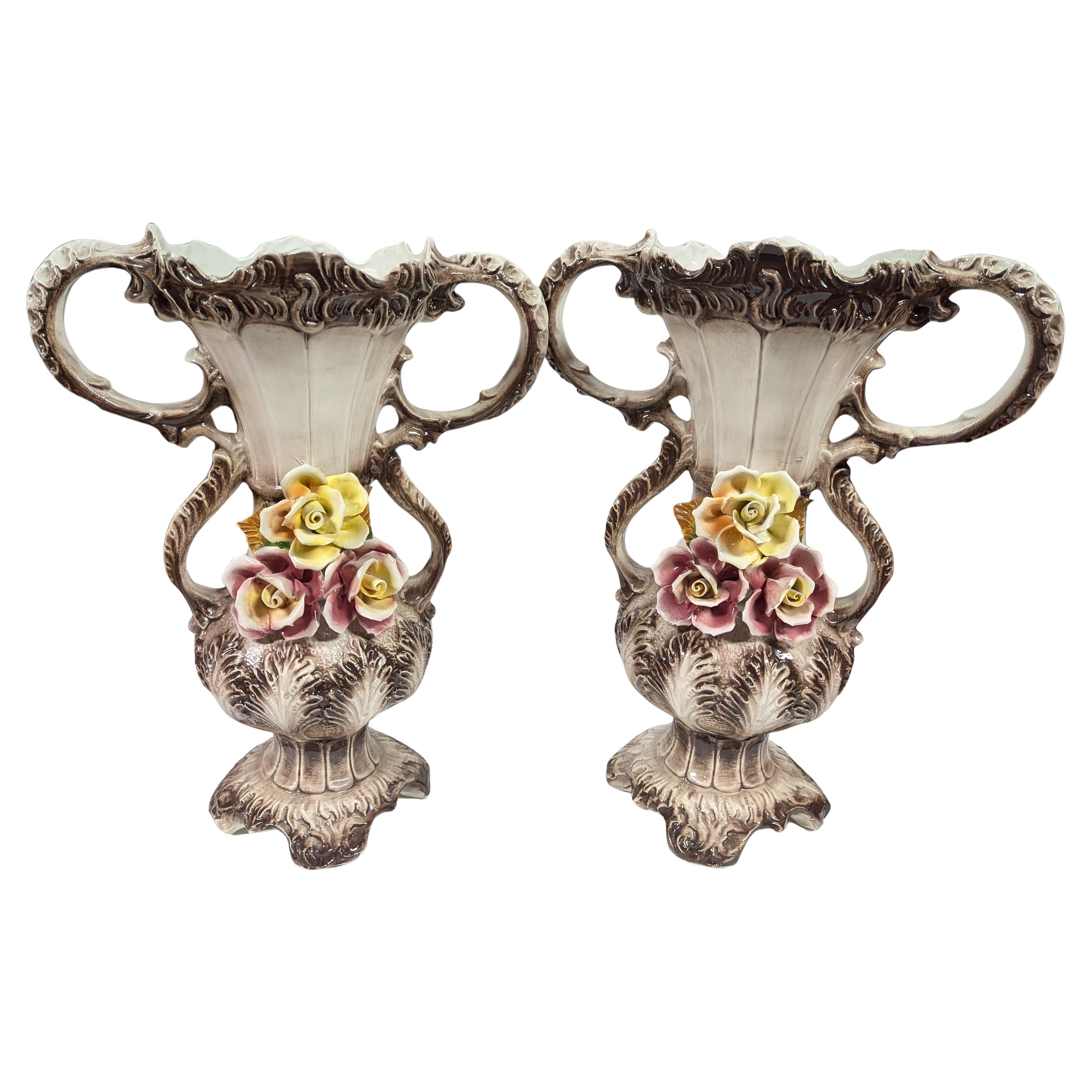 Coppia di vasi a doppio manico di Capodimonte in vendita