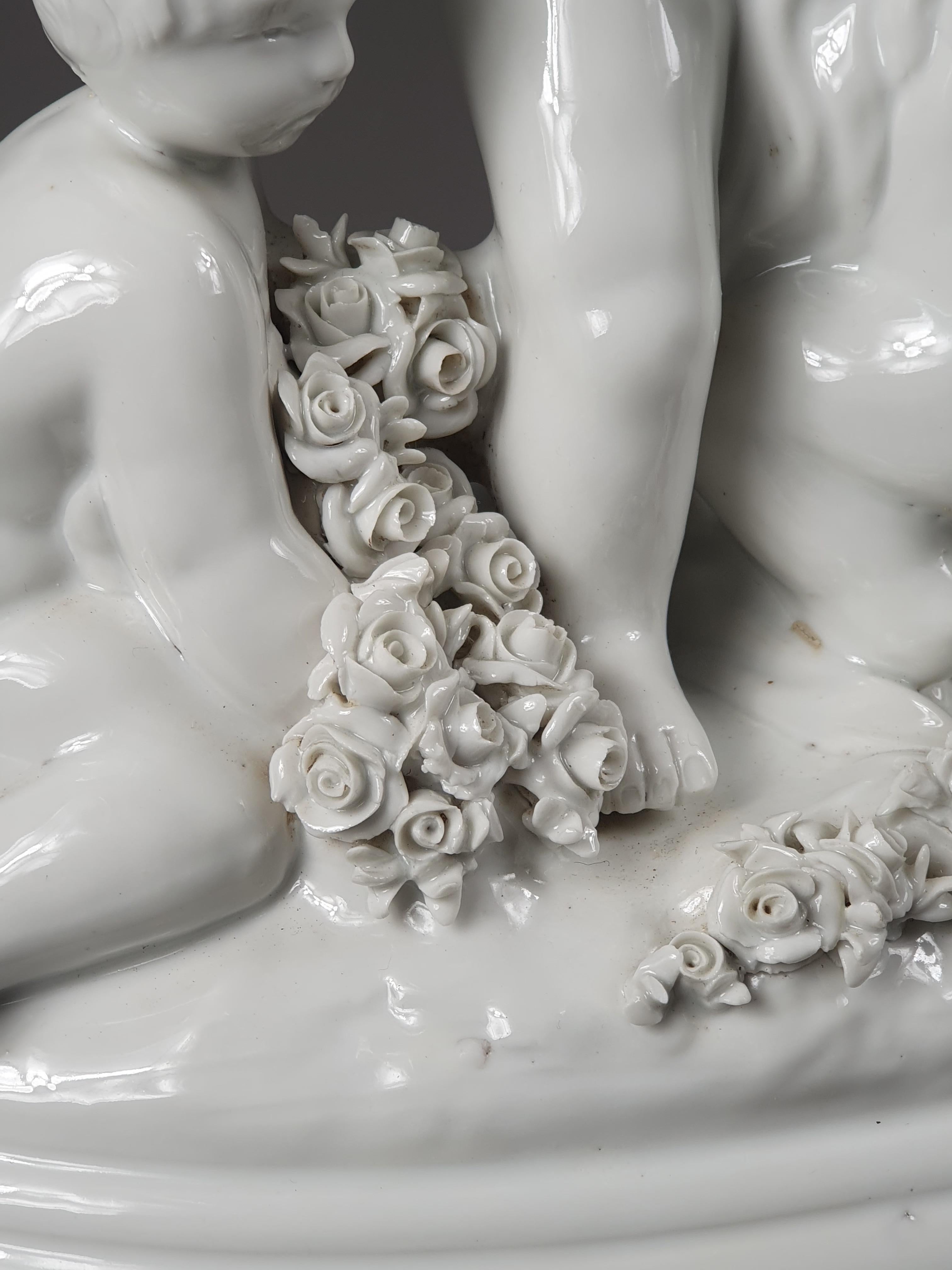 Capodimonte – Porzellangruppe mit Blumenbesatz – Badessi mit Emaille (Louis XVI.) im Angebot