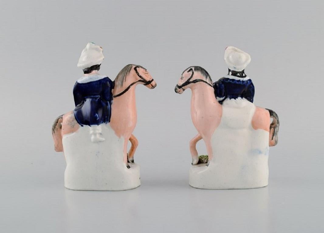 Capodimonte-style, England. Two antique hand-painted porcelain figurines. 
Noble couple on horses. 19th century.
Measures: 13.5 x 10 cm.
In excellent condition.
Stamped.