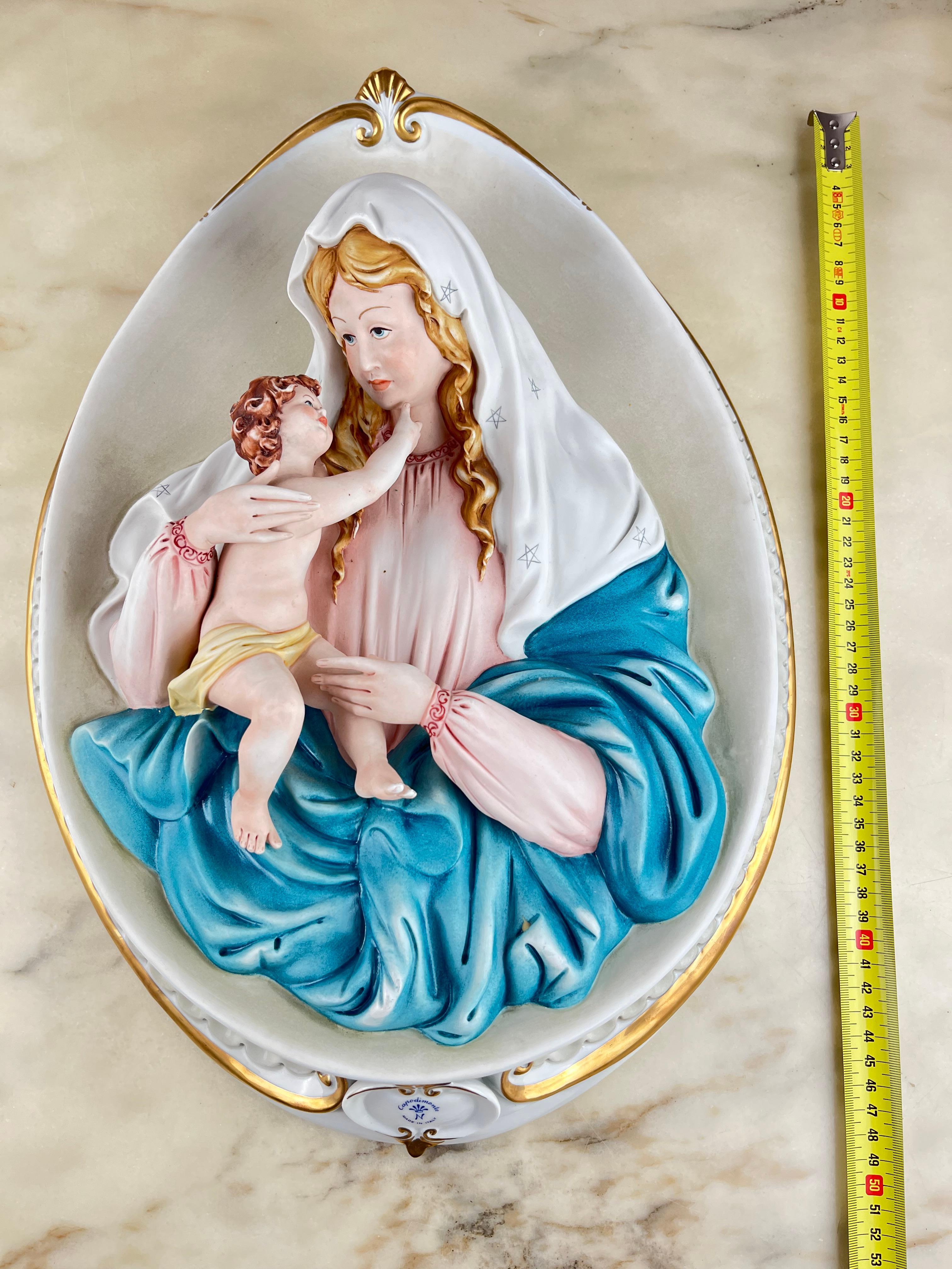 Capodimonte Kopfteil Madonna mit Kind, Made in Italy, 1980er Jahre
Er wurde in einer noblen Wohnung gefunden und hat beachtliche Abmessungen (Höhe 47 cm).
Unversehrt. Kleine Zeichen der Zeit. Es ist schwierig, ein Exemplar in diesem Zustand zu