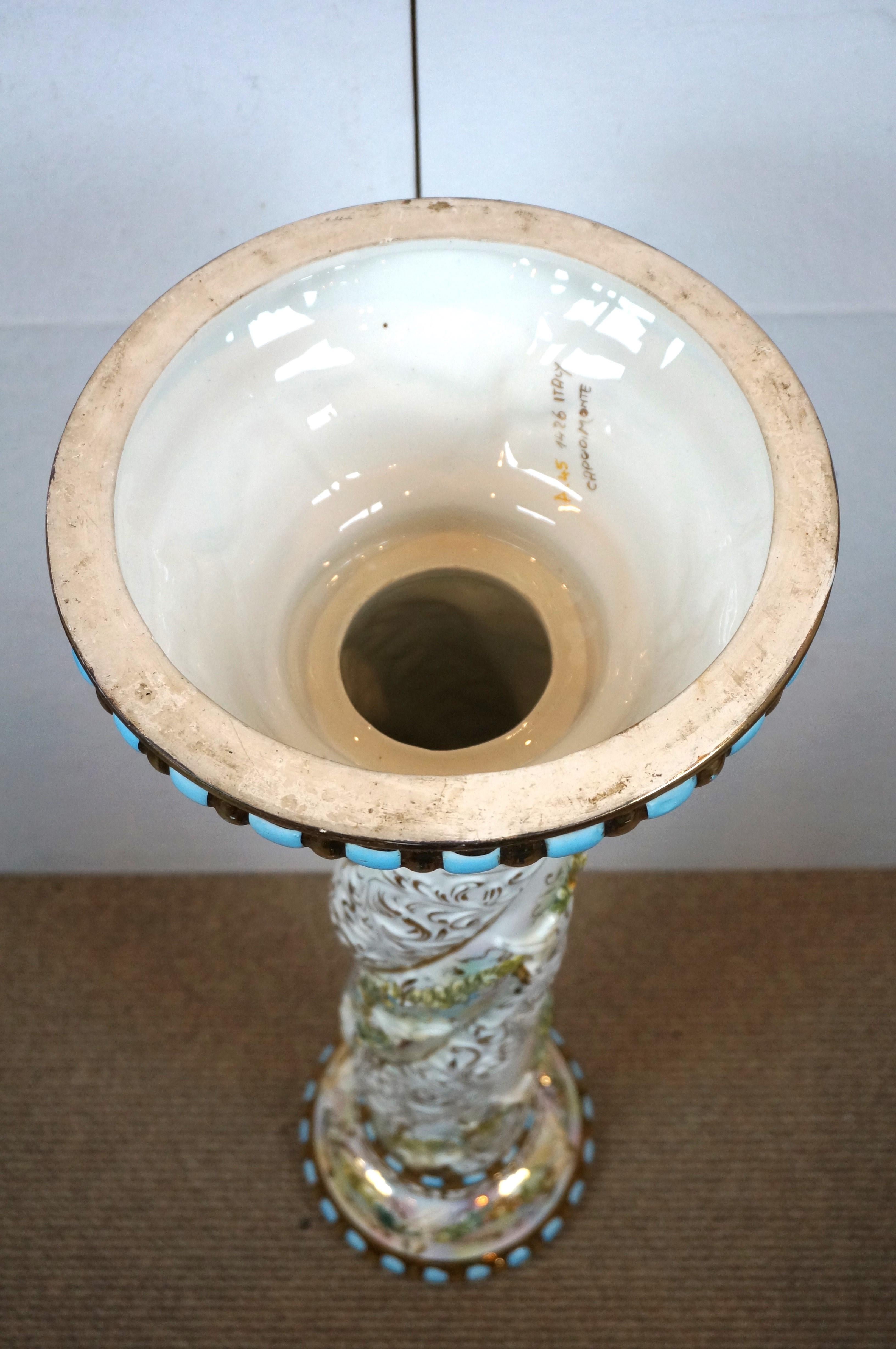 Piédestal à colonne de chérubin en porcelaine néoclassique italienne de Capodimonte 39 po. en vente 4