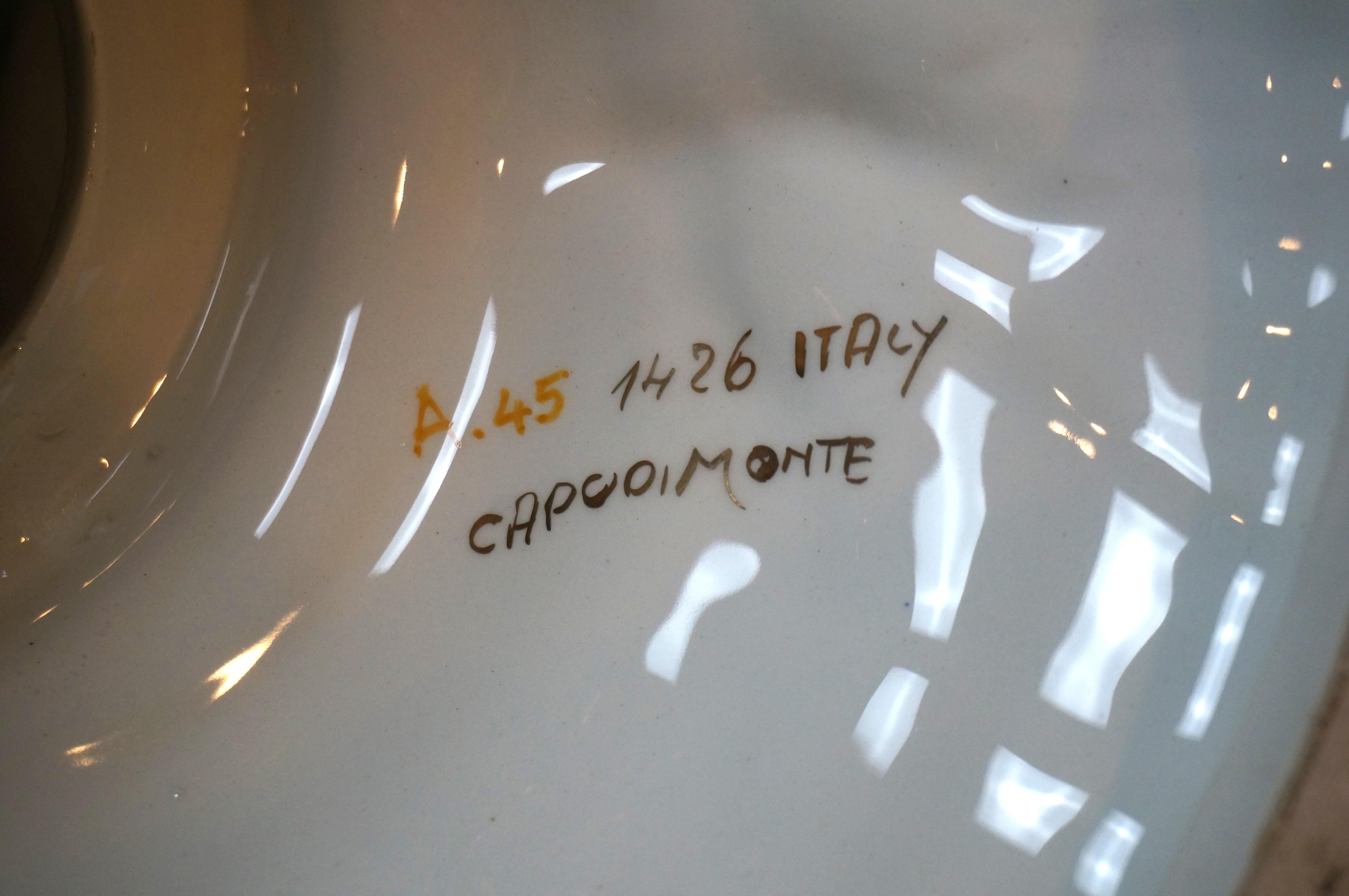 Piédestal à colonne de chérubin en porcelaine néoclassique italienne de Capodimonte 39 po. en vente 5