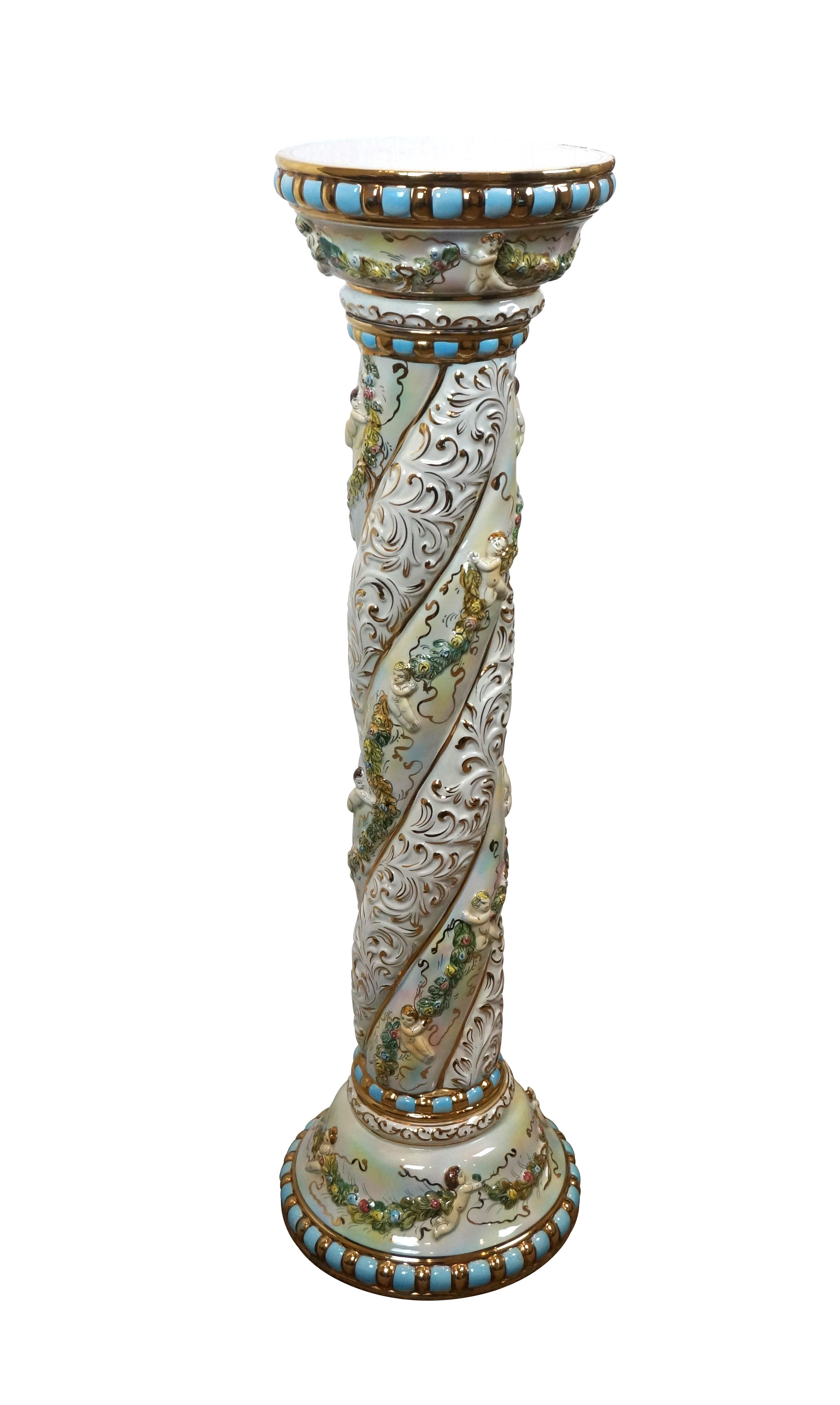 Néoclassique Piédestal à colonne de chérubin en porcelaine néoclassique italienne de Capodimonte 39 po. en vente