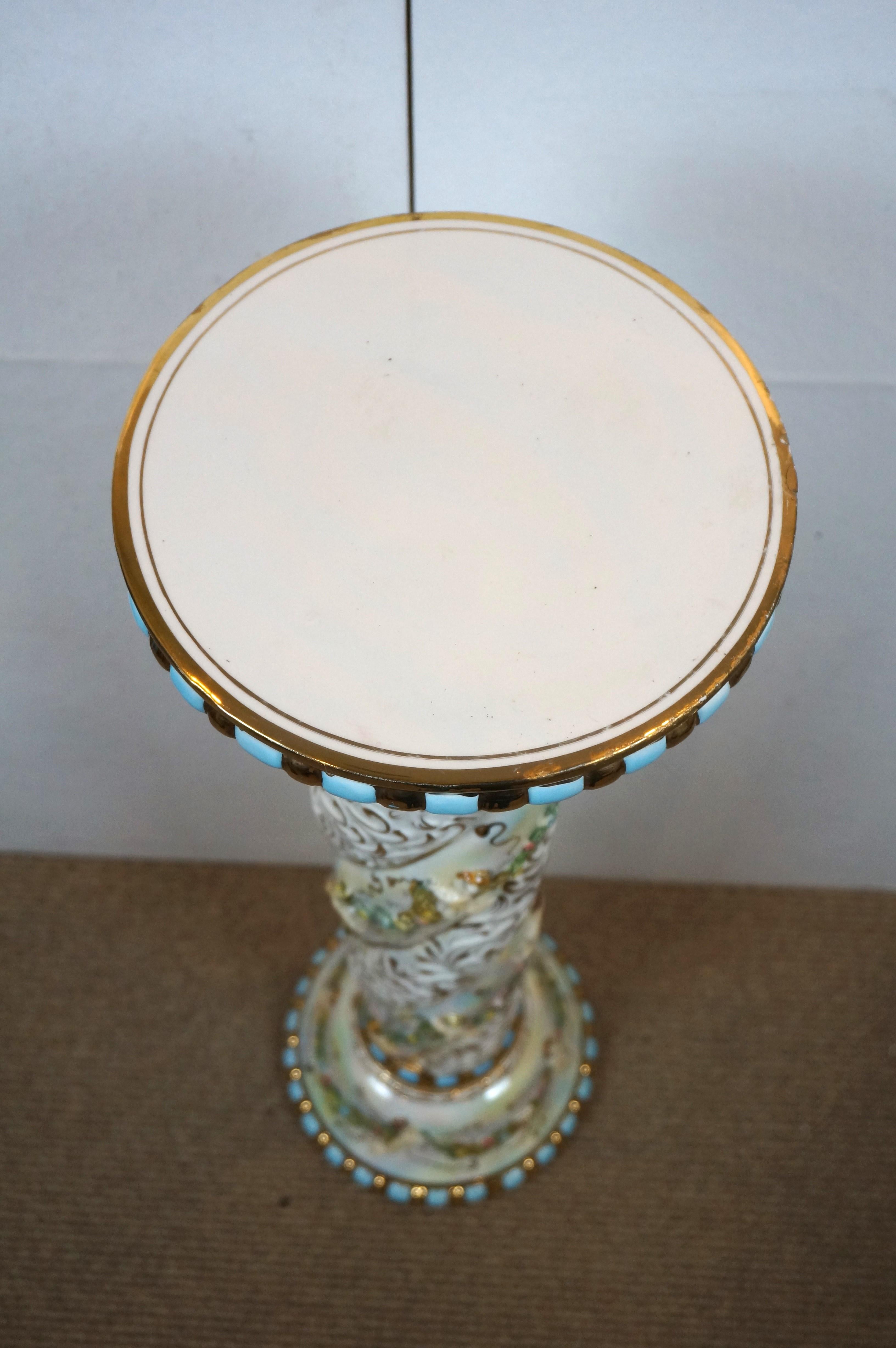 Piédestal à colonne de chérubin en porcelaine néoclassique italienne de Capodimonte 39 po. État moyen - En vente à Dayton, OH