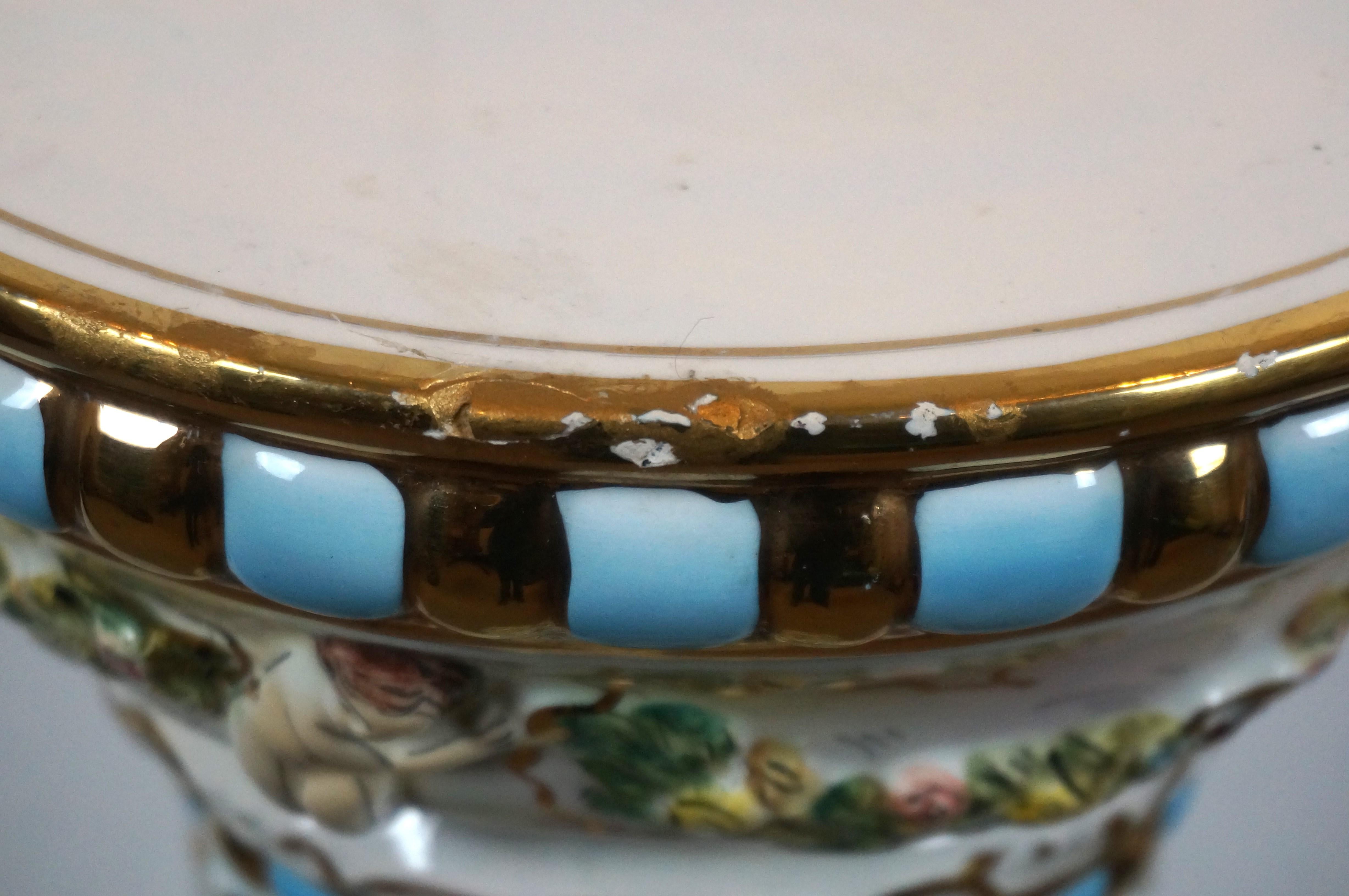 20ième siècle Piédestal à colonne de chérubin en porcelaine néoclassique italienne de Capodimonte 39 po. en vente