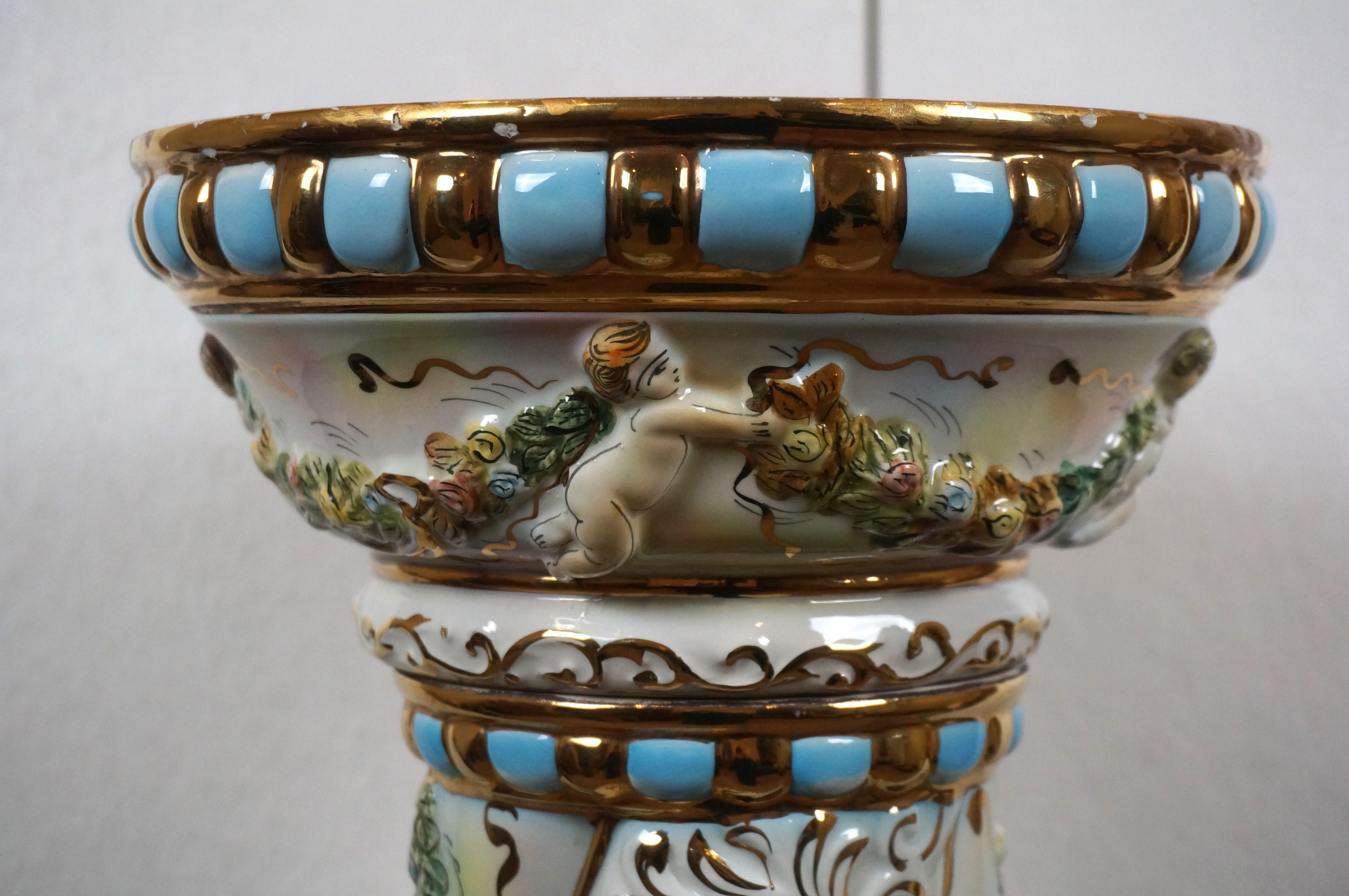 Porcelaine Piédestal à colonne de chérubin en porcelaine néoclassique italienne de Capodimonte 39 po. en vente