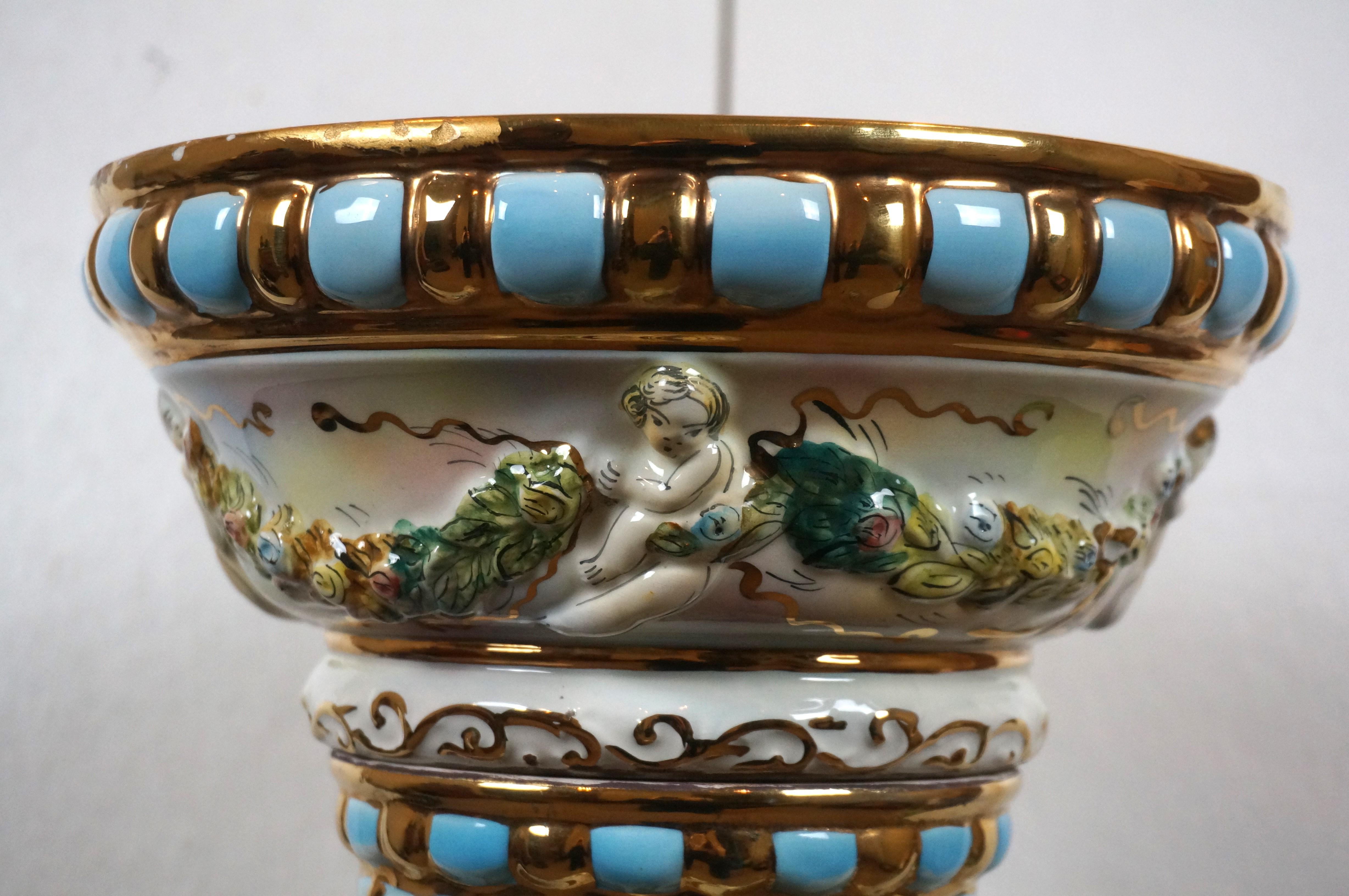 Piédestal à colonne de chérubin en porcelaine néoclassique italienne de Capodimonte 39 po. en vente 1