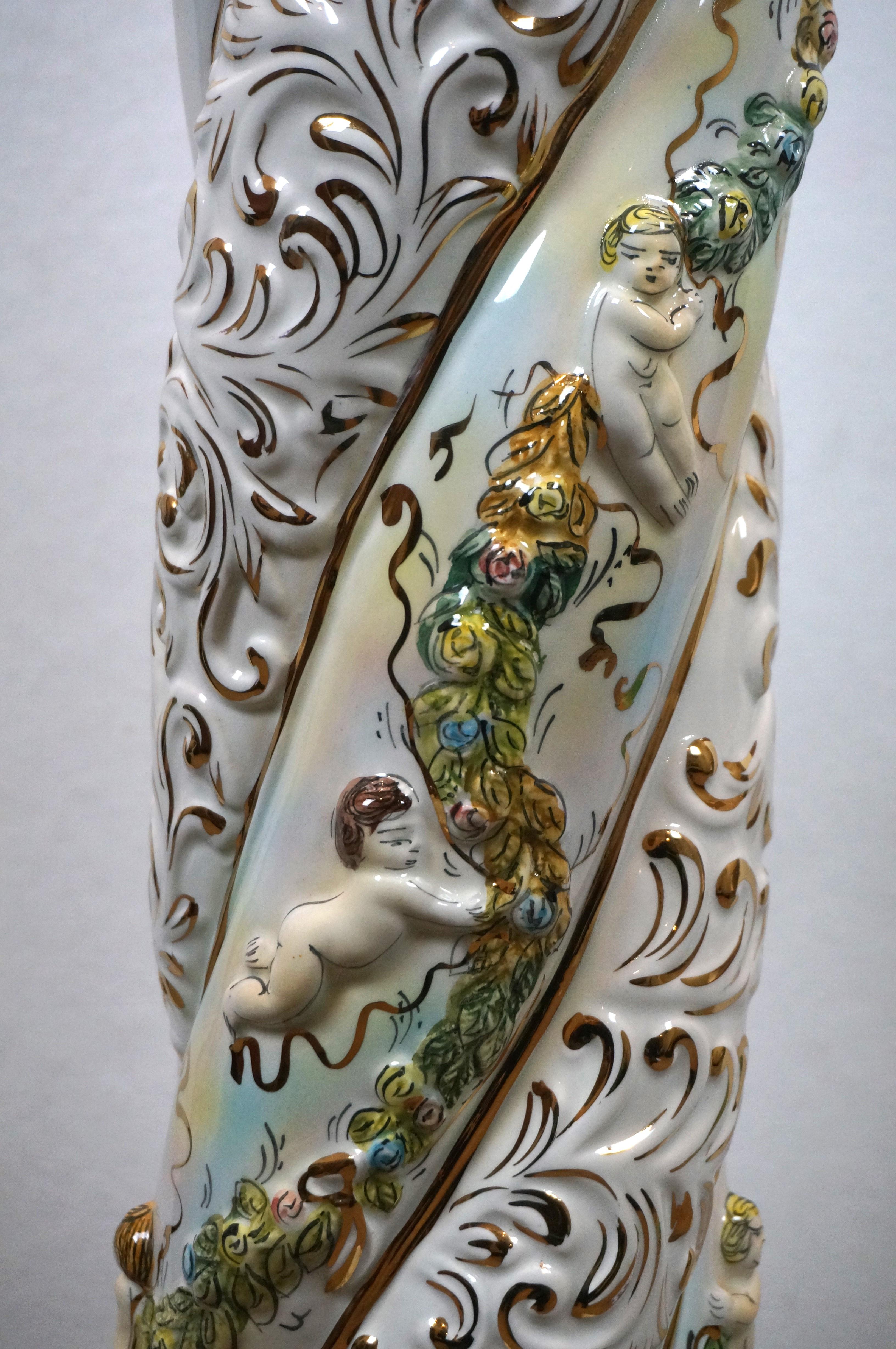 Piédestal à colonne de chérubin en porcelaine néoclassique italienne de Capodimonte 39 po. en vente 2