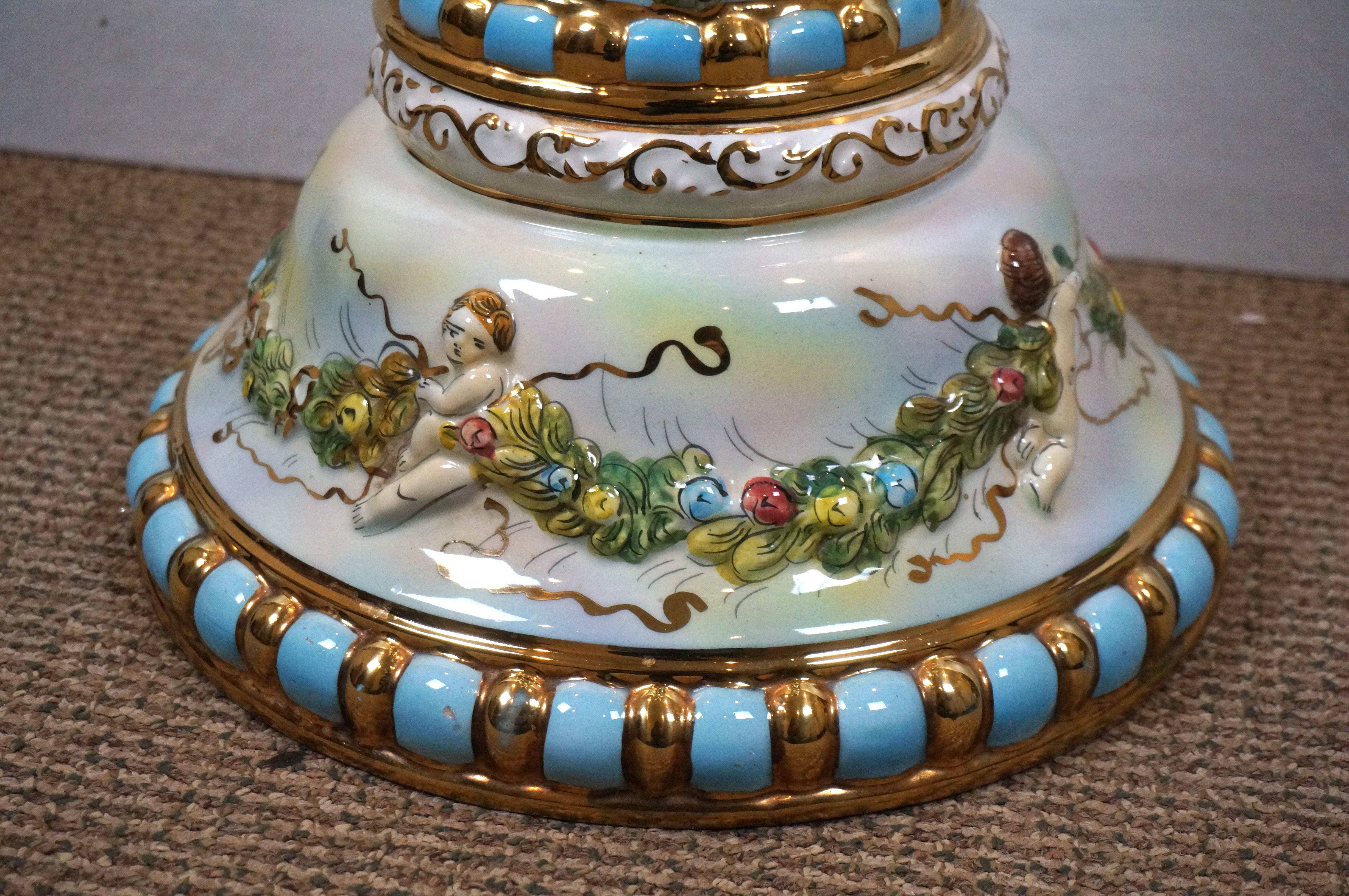 Piédestal à colonne de chérubin en porcelaine néoclassique italienne de Capodimonte 39 po. en vente 3