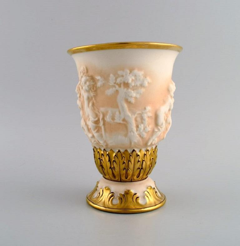 italien Capodimonte, Italie. Vase ancien en porcelaine avec putti en relief. Début du 20e siècle. en vente