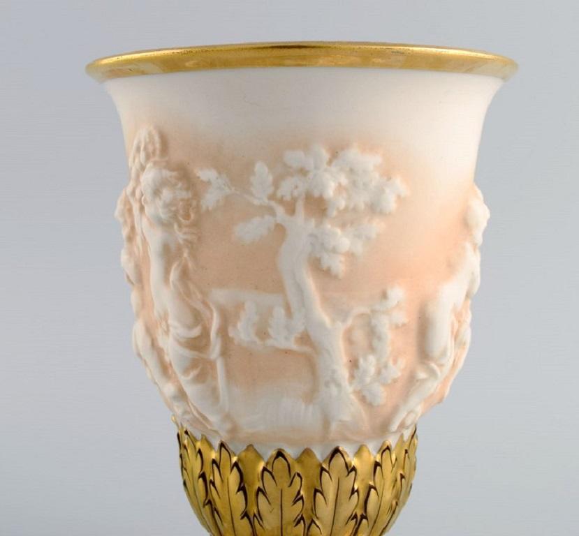 Capodimonte, Italy. Antique porcelain vase with putti in relief. Early 20th C. In Excellent Condition For Sale In Copenhagen, DK