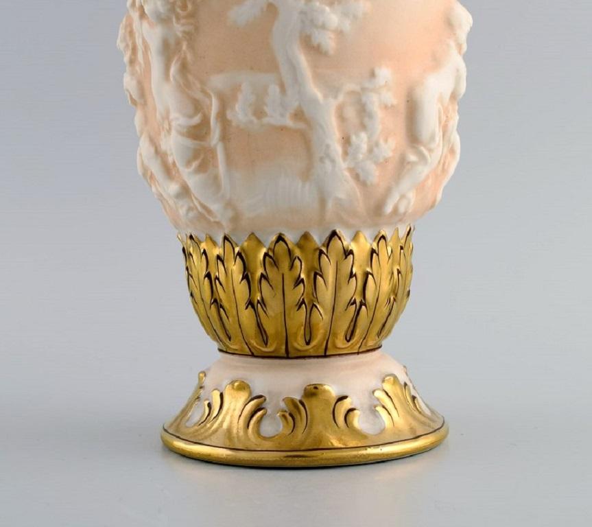 Porcelaine Capodimonte, Italie. Vase ancien en porcelaine avec putti en relief. Début du 20e siècle. en vente