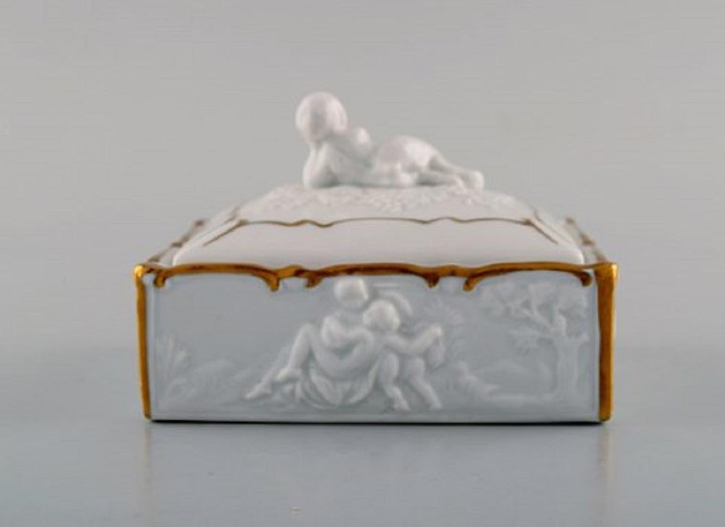 Capodimonte, Italy. Gilded porcelain lidded box decorated with romantic scenes, early 20th century.
Measures: 11 x 8 cm.
Stamped.
In very good condition.