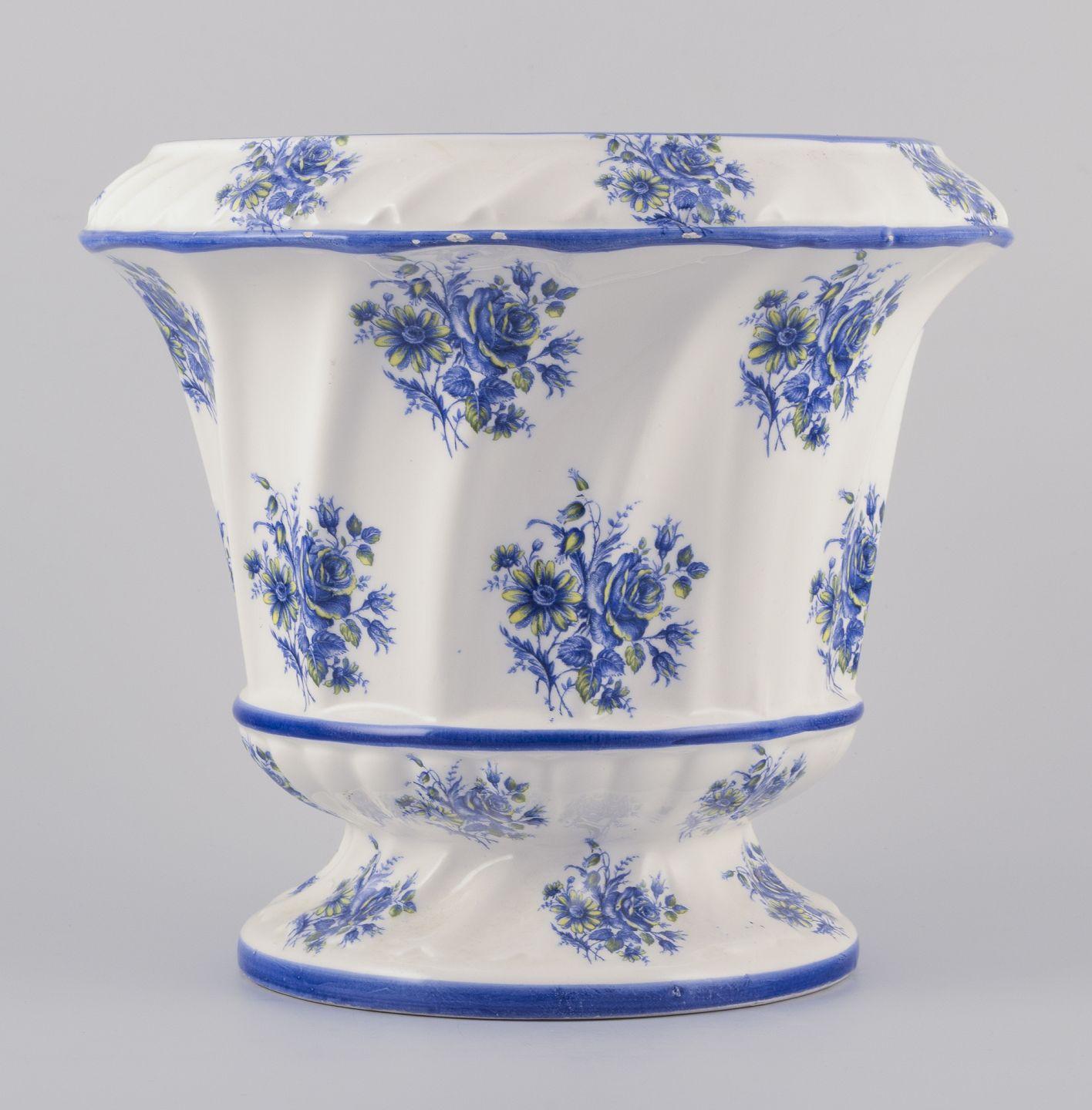 PRE-OWNED GOODS ARE EXEMPT FROM IMPORT TARIFFS FOR U.S., UK, AUSTRALIAN & CANADIAN CUSTOMERS.   
THEREFORE, NO IMPORT TARIFFS WILL BE APPLICABLE TO YOUR PURCHASE. 

Capodimonte, Italy.
Large flowerpot in faience.
Printed floral decoration in